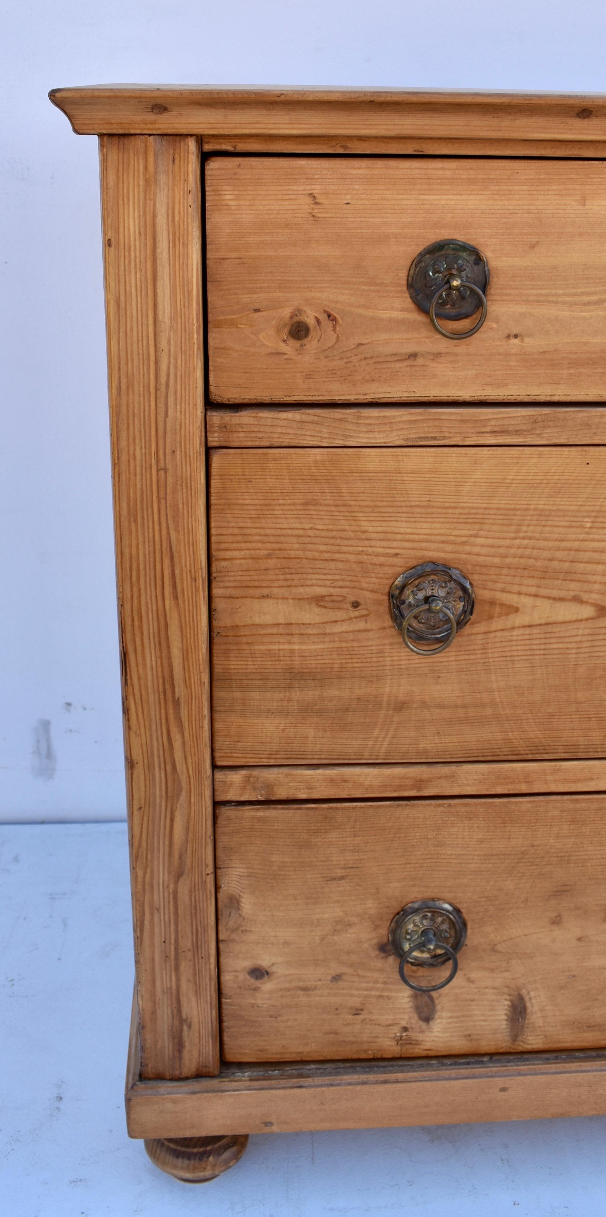 Pine Chest of Three Drawers In Good Condition In Baltimore, MD