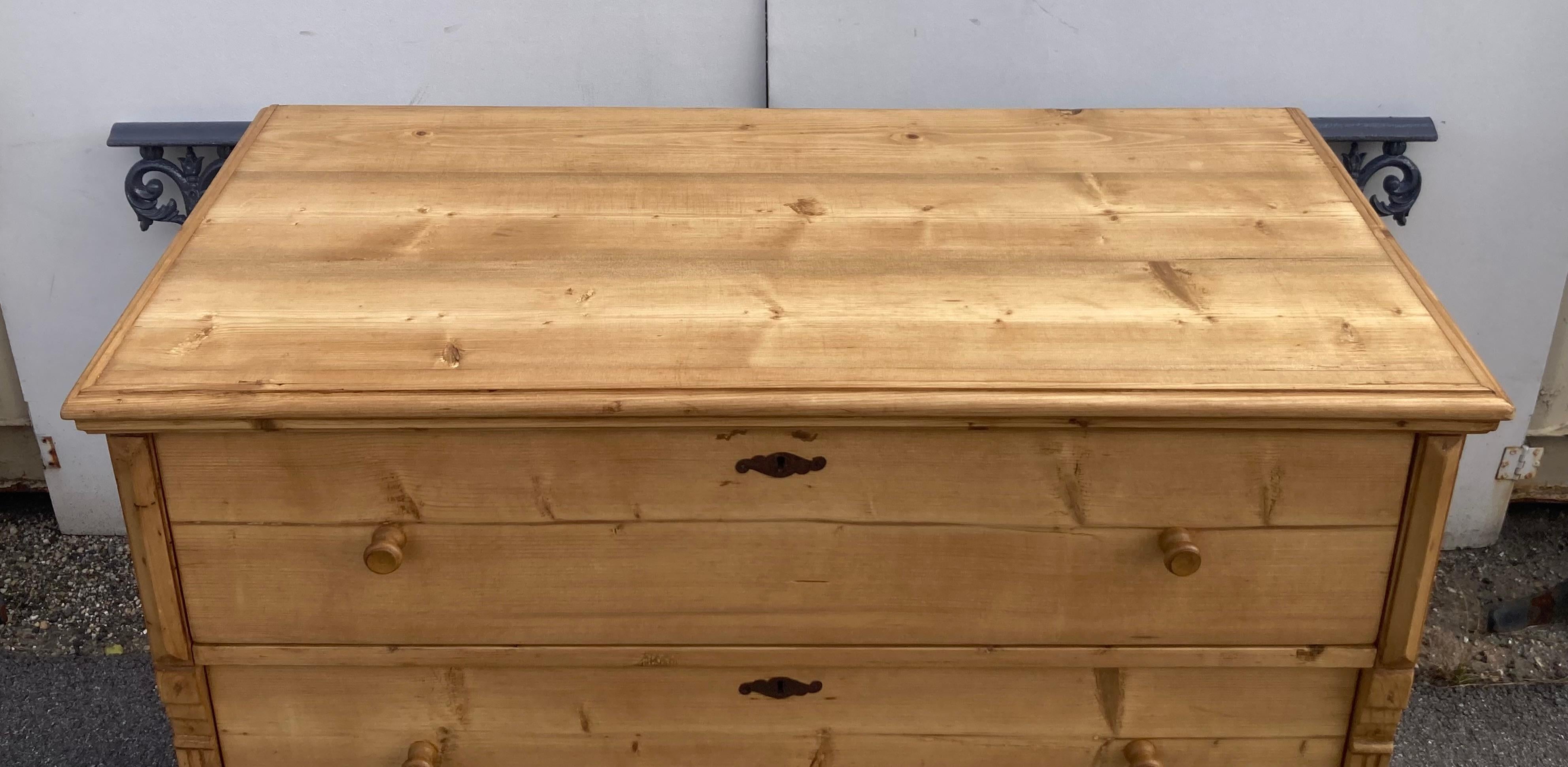 XIX secolo Cassettone in pino con tre cassetti in vendita