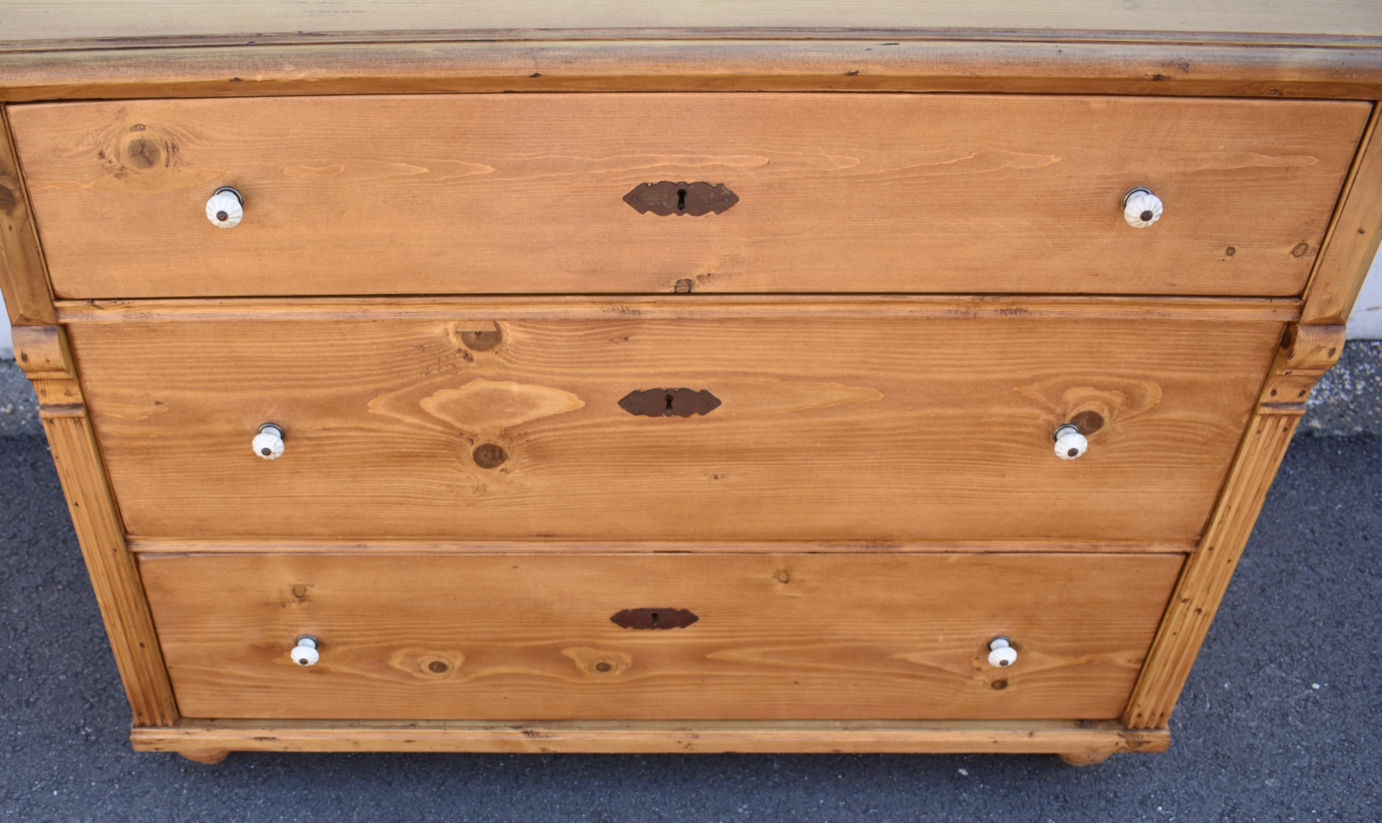 Pine Chest of Three Drawers For Sale 1