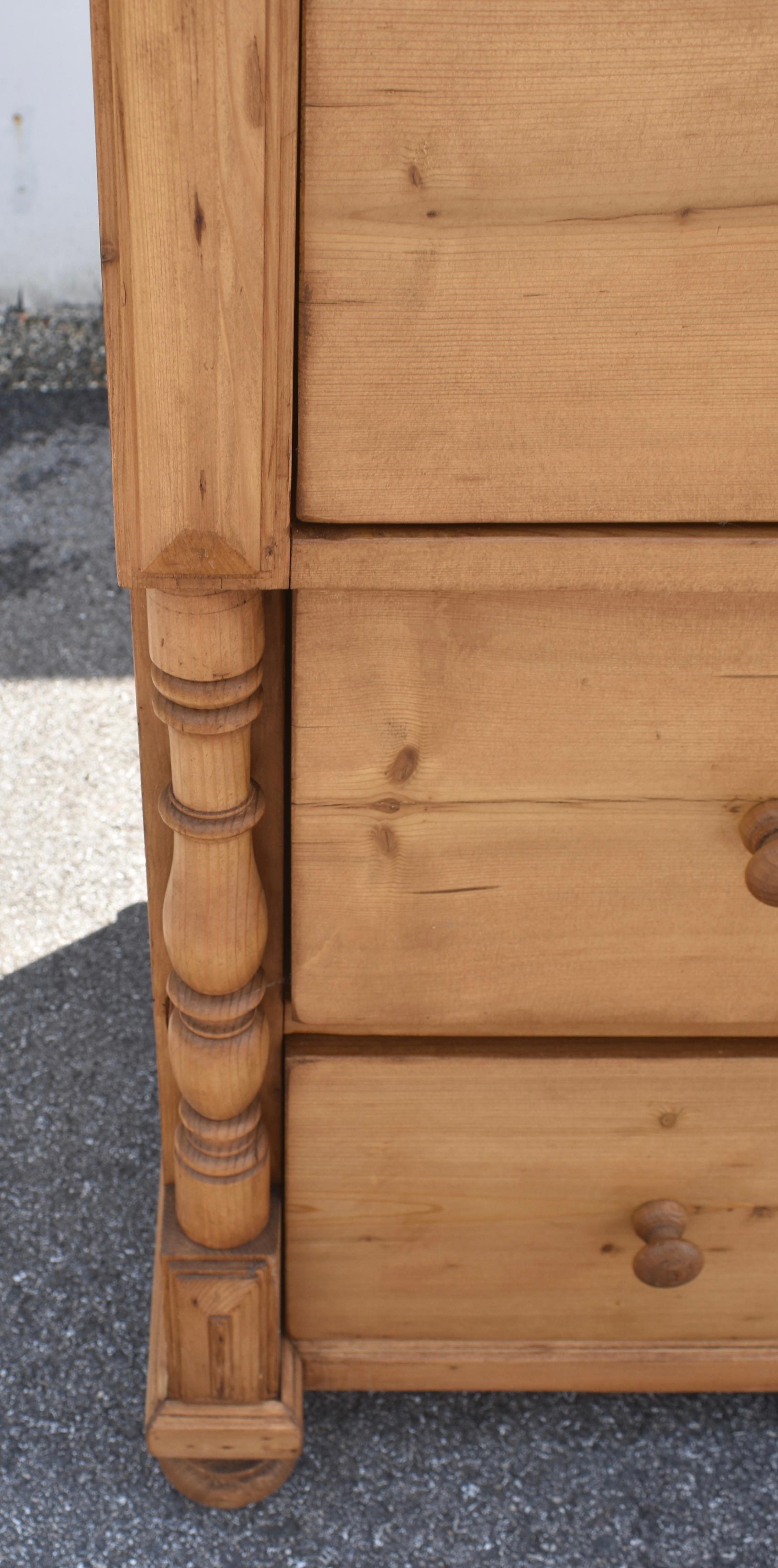 Pine Chest of Three Drawers For Sale 1