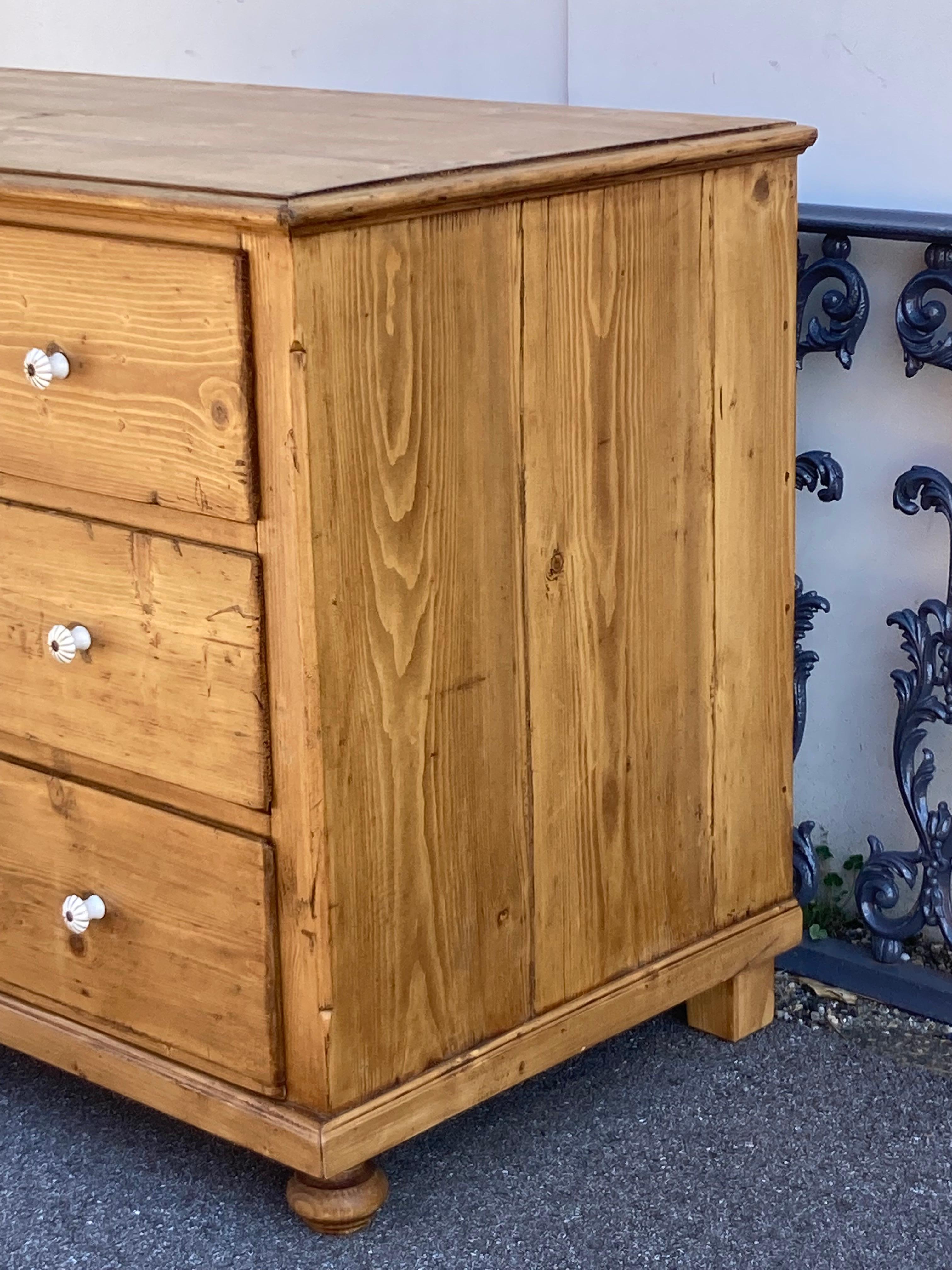Pino Cassettone in pino con tre cassetti in vendita