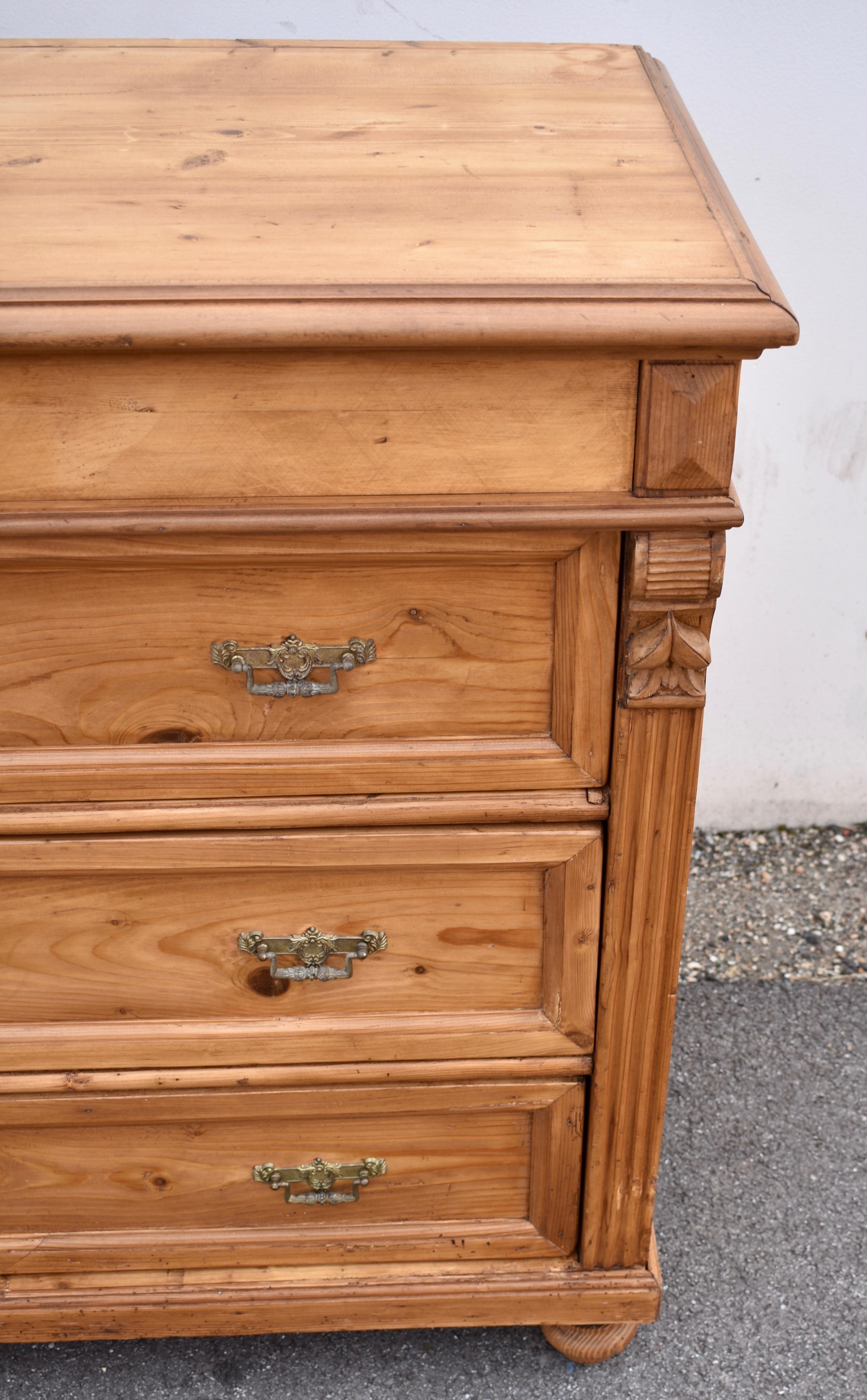 Cassettone in pino con tre cassetti 1