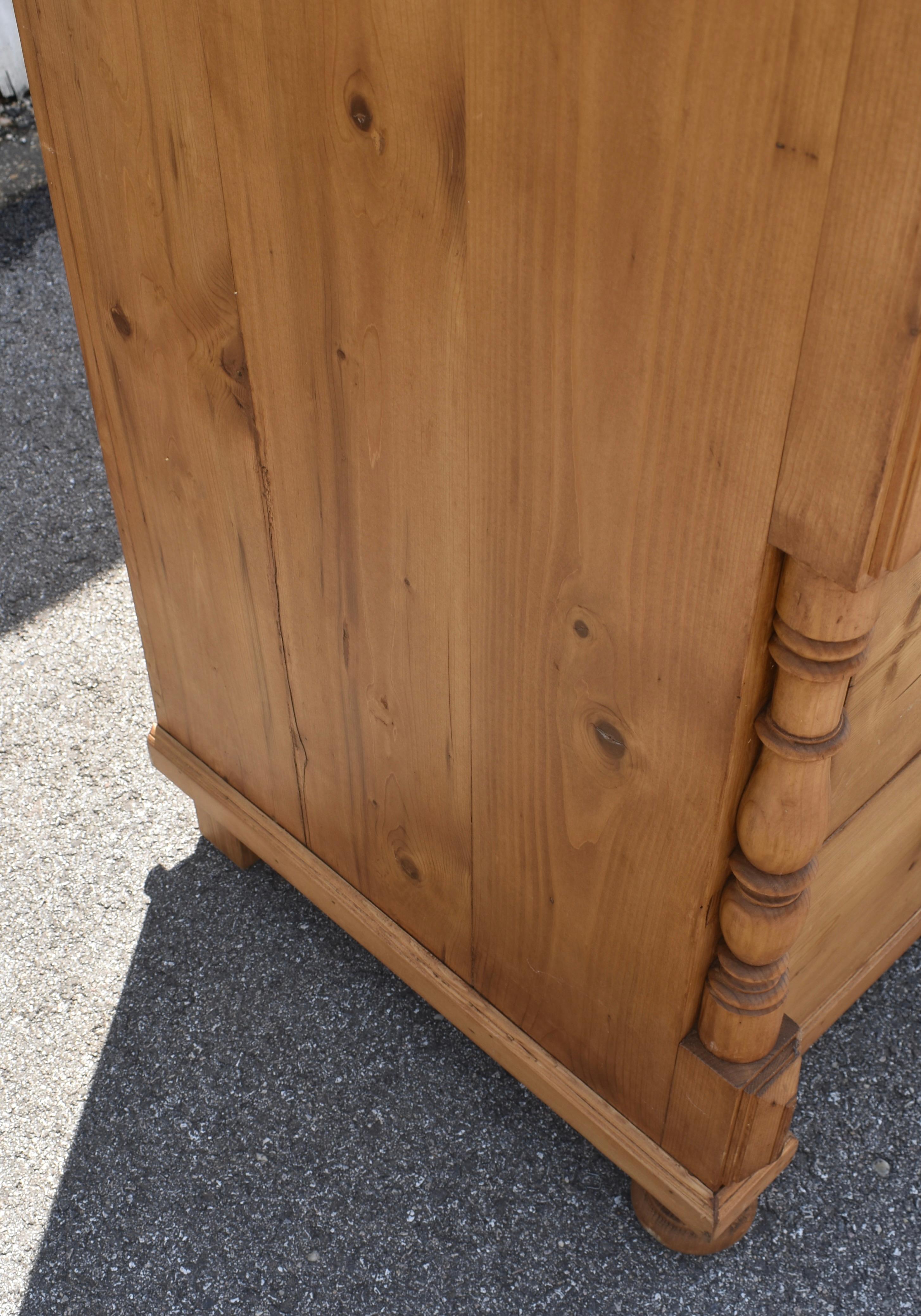 Pine Chest of Three Drawers For Sale 2
