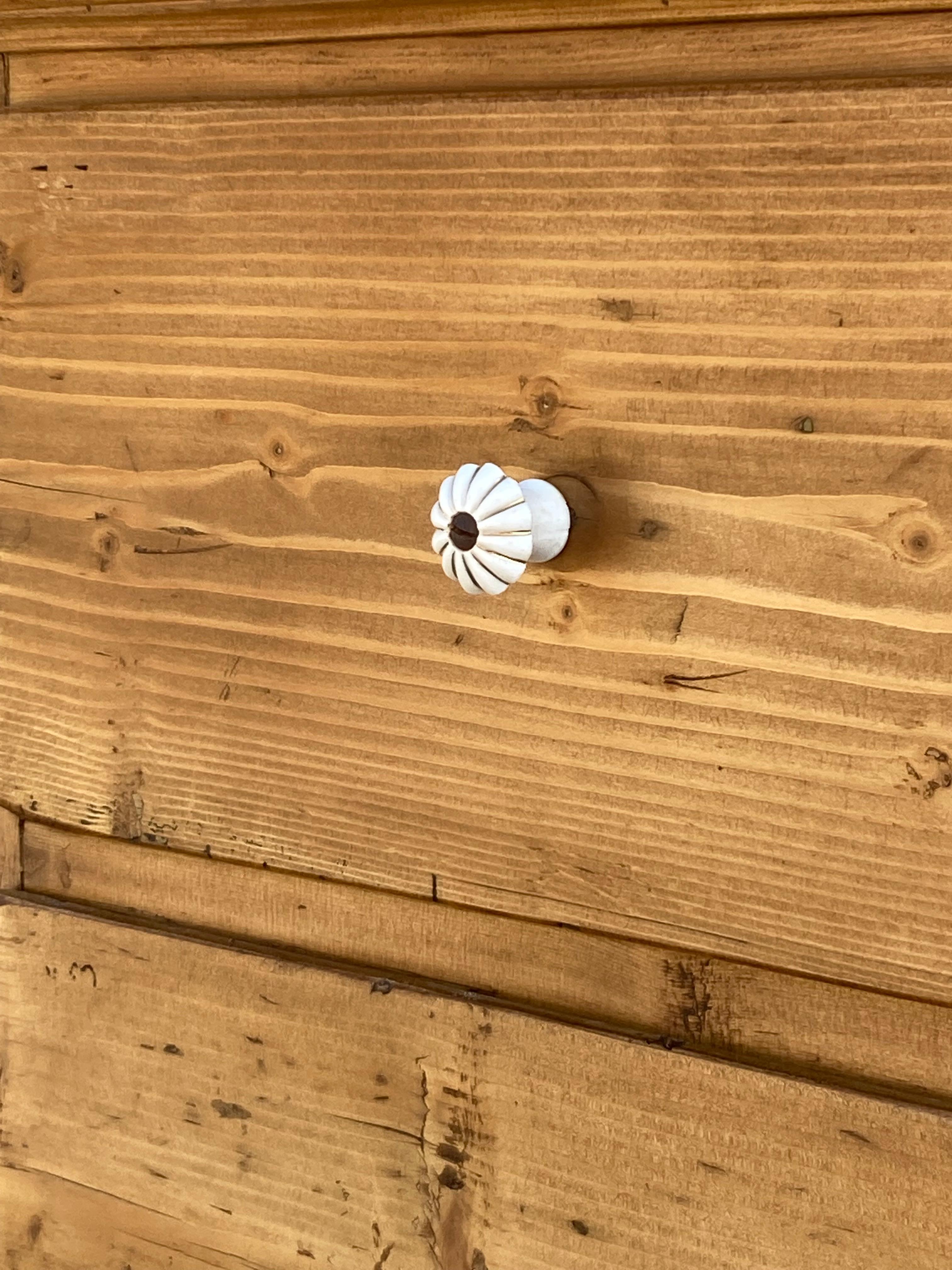 Cassettone in pino con tre cassetti in vendita 1