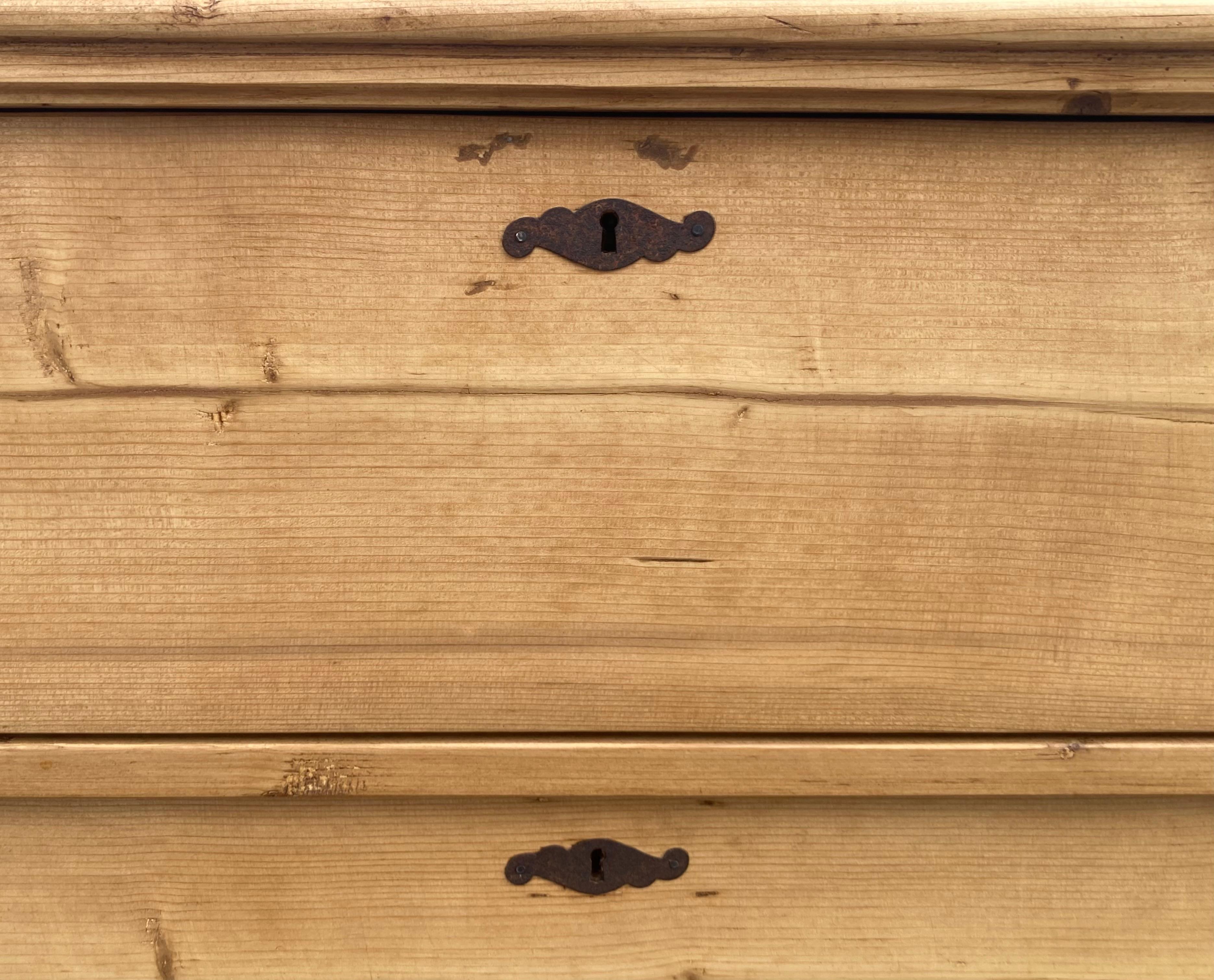 Cassettone in pino con tre cassetti in vendita 1