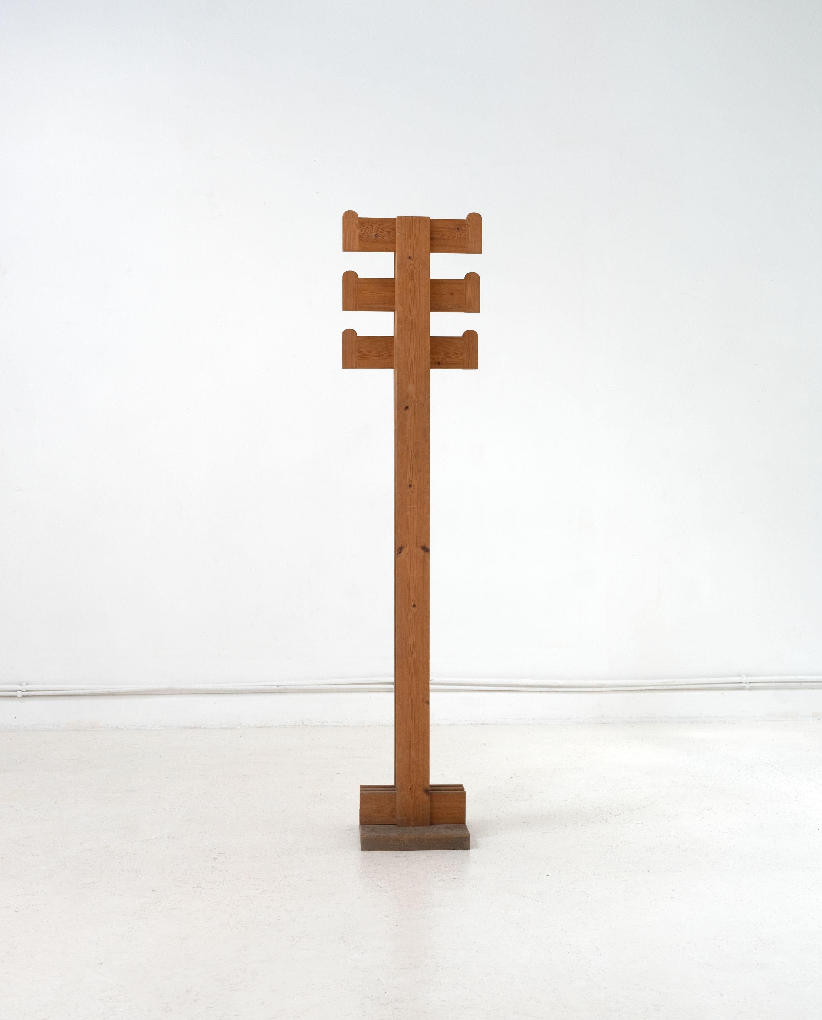 Pine coat rack attributed to Marco Ceroli, Italy, c.1970.

Mario Ceroli (1938) is one of the most influential artists of the Italian post-war period. Ceroli graduated from 'Accademia delle Belle Arti' in Rome, where he studied with Leoncillo,