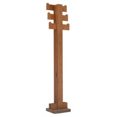 Porte-manteau en pin attr. Mario Ceroli, Italie, vers 1970