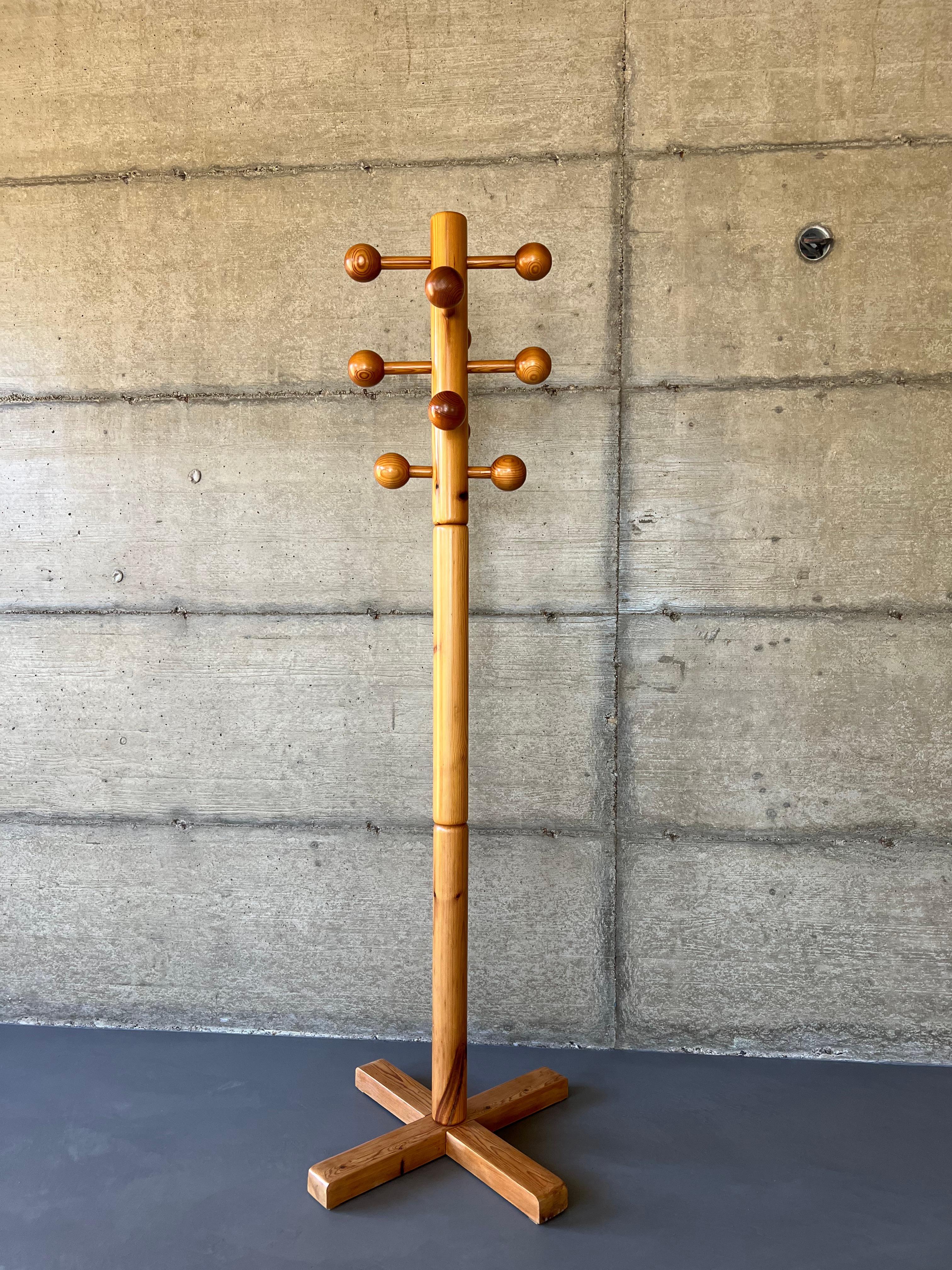 Rare old coat racks on vintage 60s feet. ‘Les Arcs’ spirit design by Charlotte Perriand.

Entirely made of pine, ten pegs in the shape of balls.

Stable and easily removable in 4 parts, the model is iconic of Charlotte Perriand creation for Les