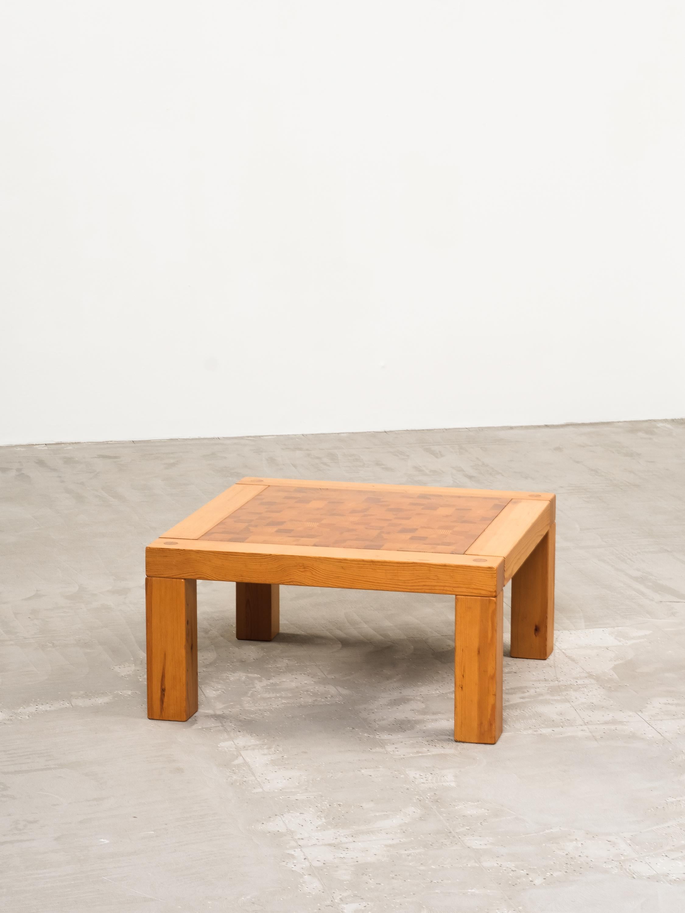 Preciosa mesa de centro o auxiliar de mediados de siglo realizada en madera de pino. Presenta un impresionante tablero con detalle de marquetería de grano final que añade mucho carácter a la mesa. Fabricado en Dinamarca en la década de 1970.