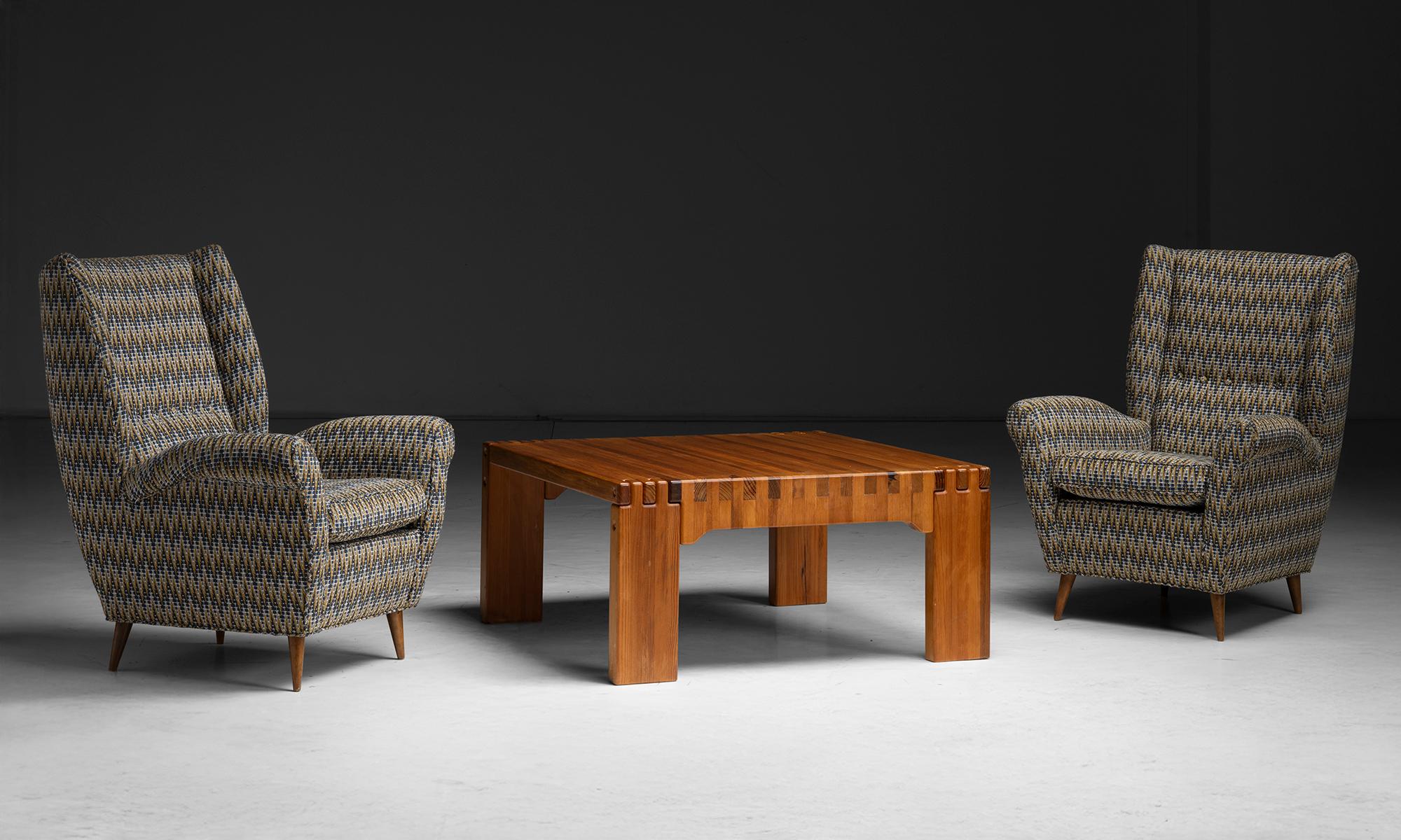 Danemark, 1970
Fabriqué en pin richement grainé, dans une finition originale aux tons chauds. Le plateau et les pieds sont reliés à l'aide d'articulations digitales apparentes bien visibles.
39,5 