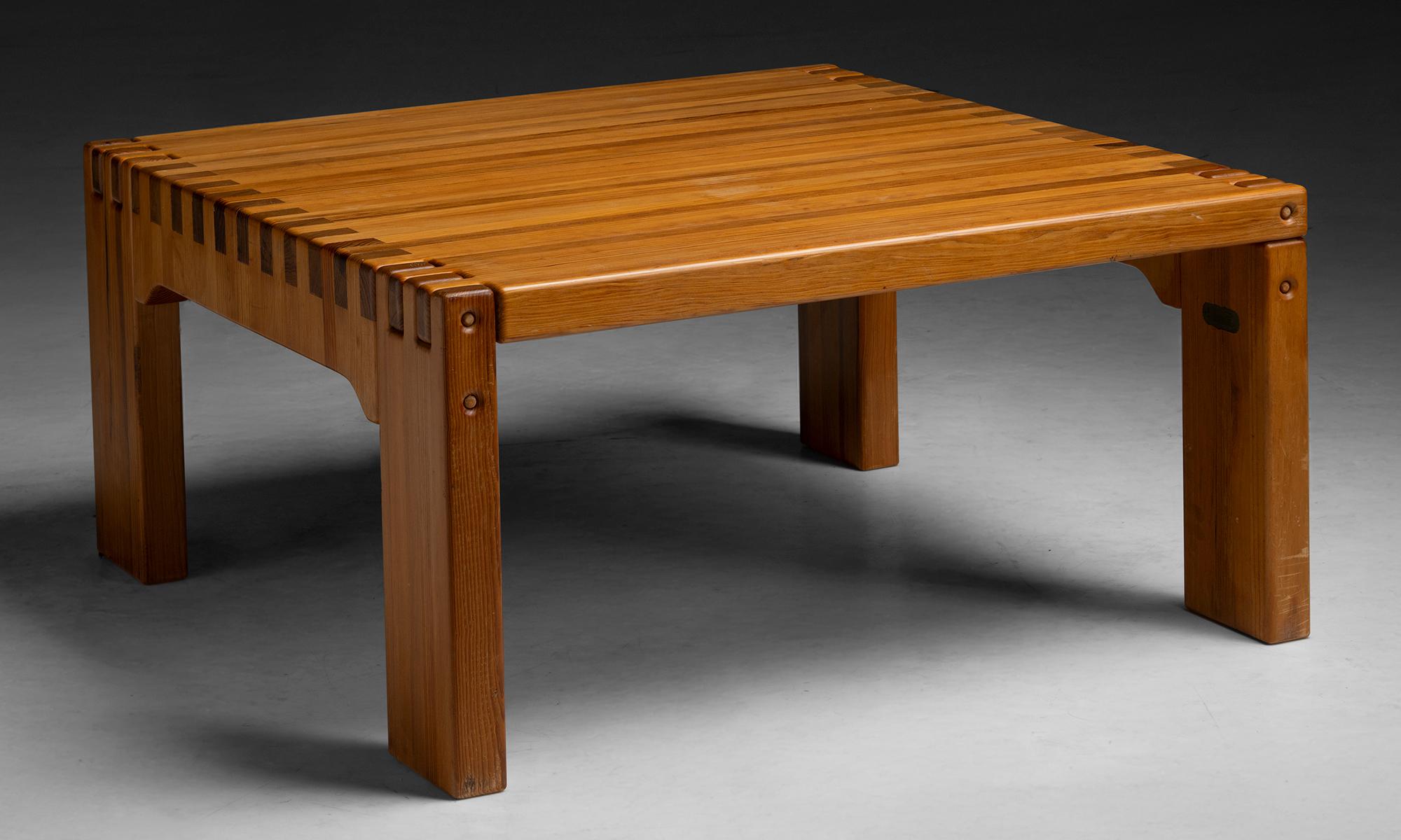 Danois Table basse en pin, Danemark circa 1970 en vente