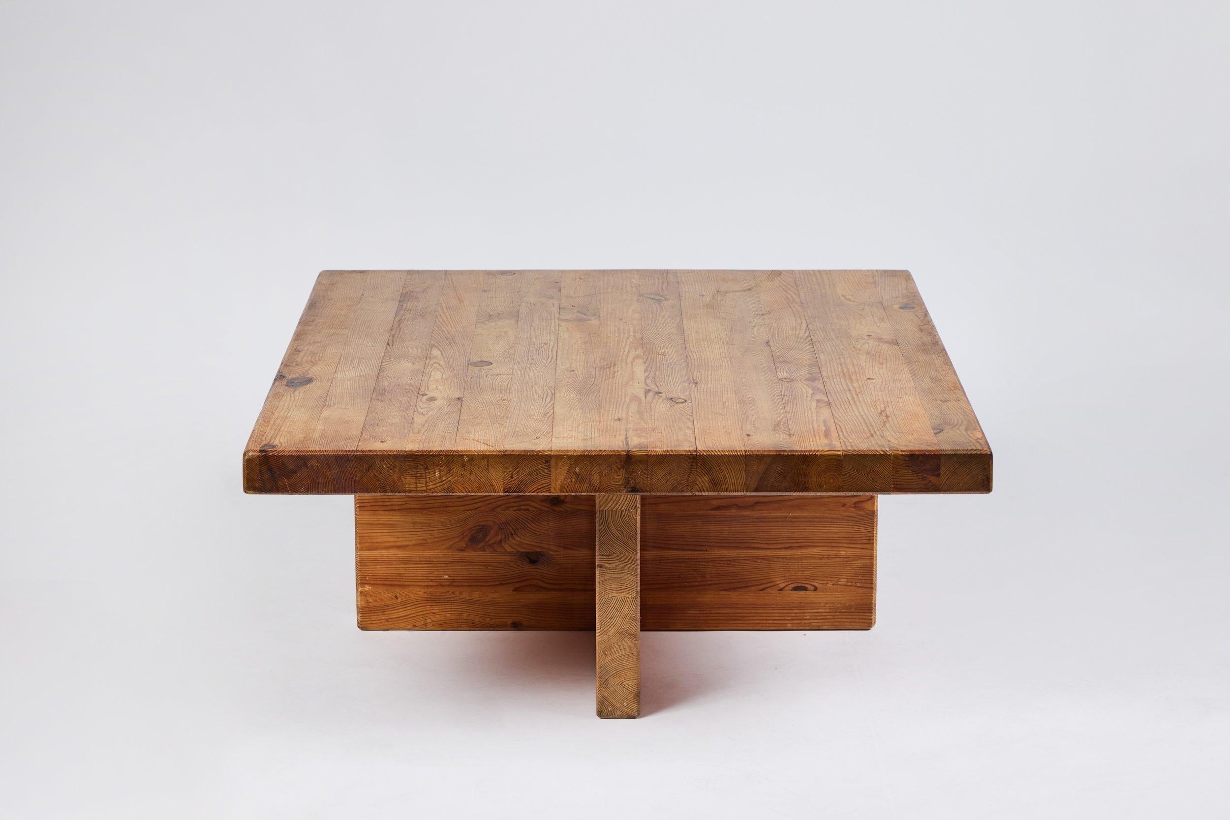  Table basse en pin avec base en X, parfaite pour les paniers de rangement.  Dimensions : 39,75 