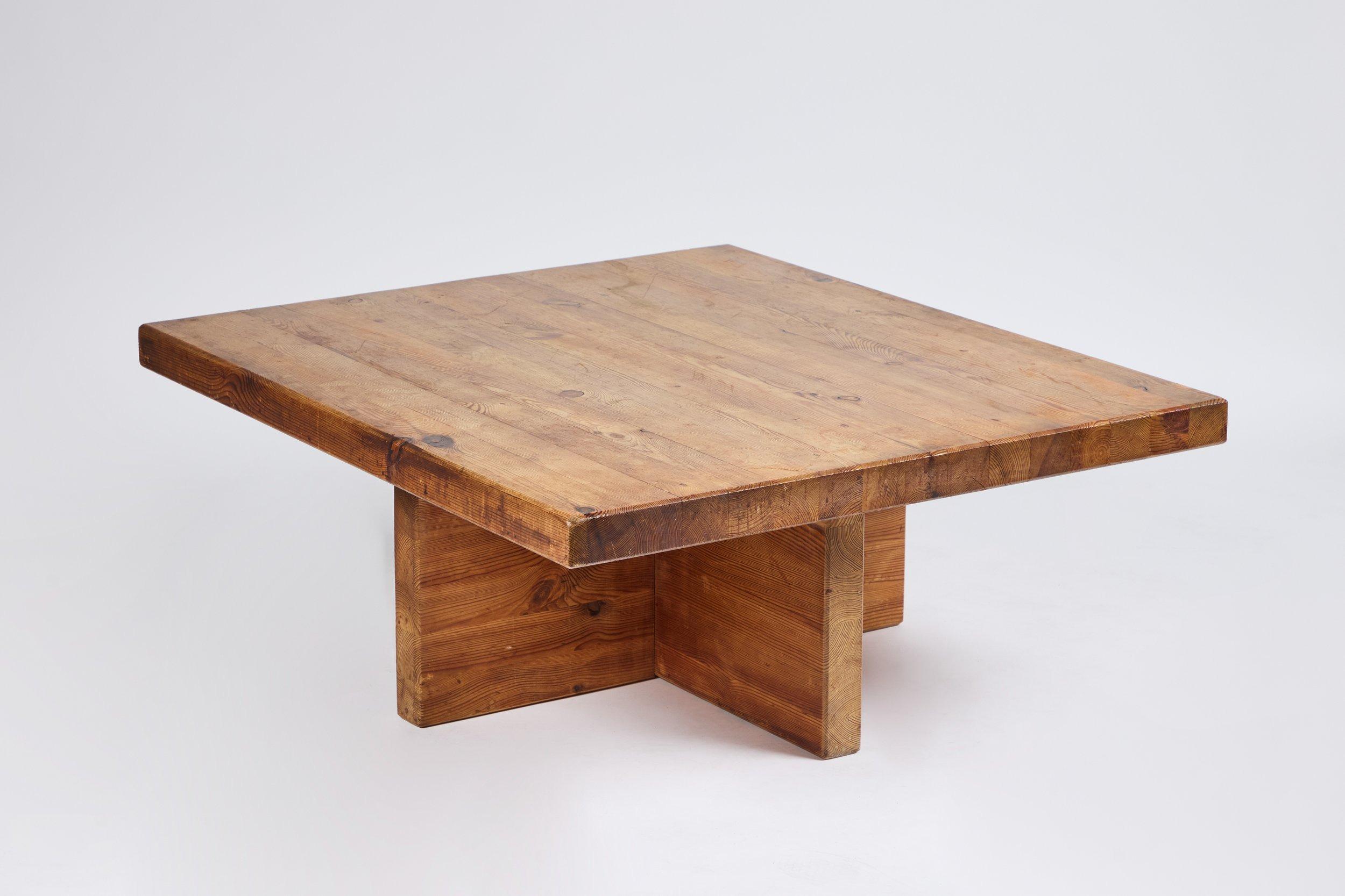 Français Table basse en pin en vente