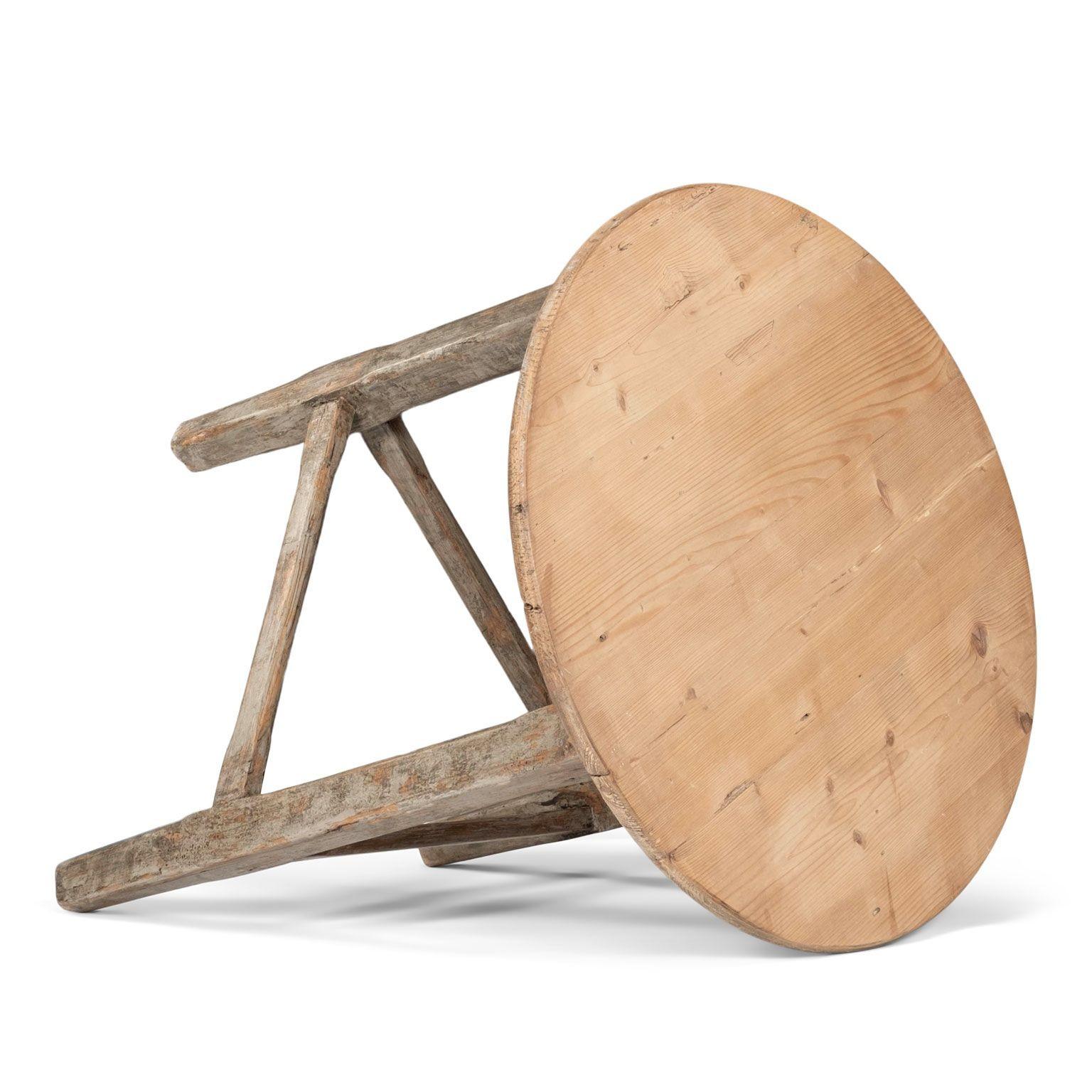 Pine Cricket Table with Gray-Painted Base In Good Condition For Sale In Houston, TX