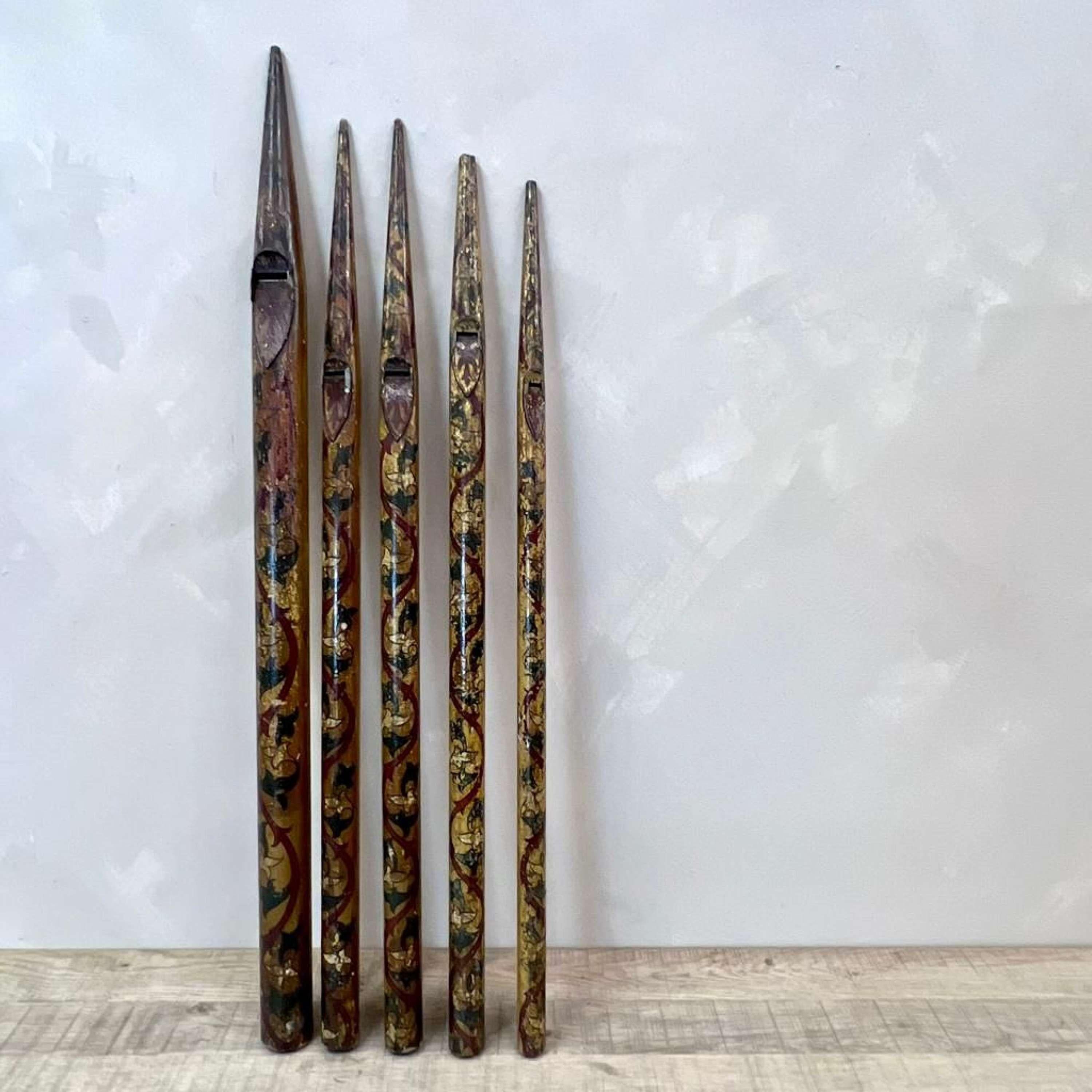 Decorative, pine Organ Pipes, hand painted and hand carved.
Wonderful folk art for the wall.

England c1920

Length - 96 cm / 90 cm/ 90 cm / 87 cm / 85 cm
Width - 5 cm / 4 cm / 4 cm / 4 cm / 3 cm 


Please message if any further info or photos are