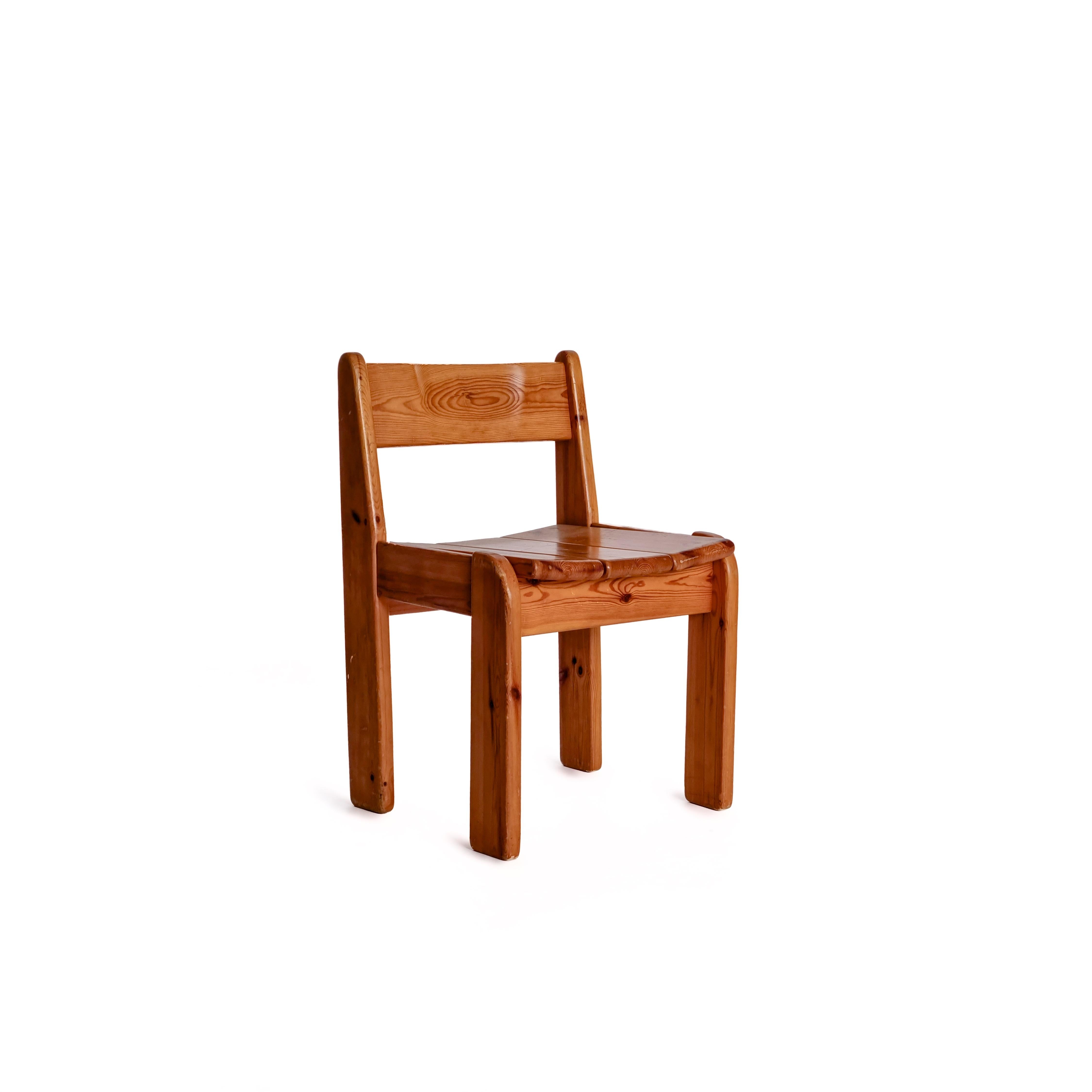 Découvrez ce remarquable ensemble de quatre chaises de salle à manger en pin d'Ate Van Apeldoorn datant des années 1970. Chaque chaise est dotée d'un large et substantiel design By Vintage. Toutes les chaises sont en bon état d'origine. Ces chaises