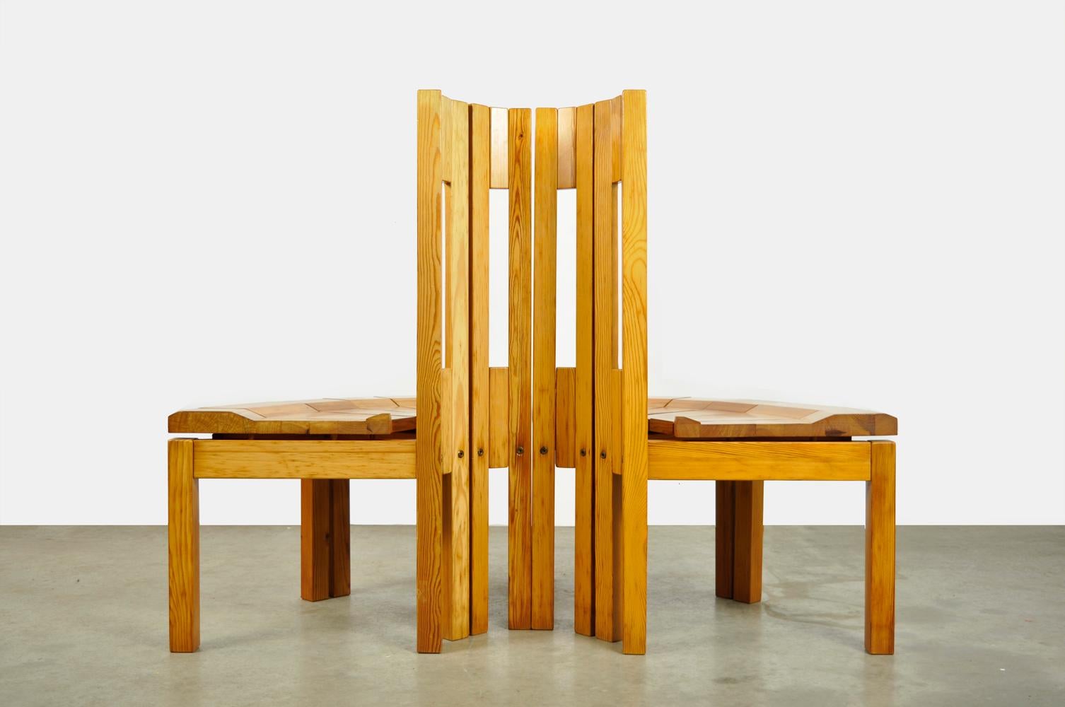 Excptional set of 4 sculptural Finnish dining table chairs designed by Arnold Lerber and produced by Laukaan Puu Finnland, 1970s. The entire chair is made of solid fir wood (silver fir or pine). 
The design of the seats offers many variations in