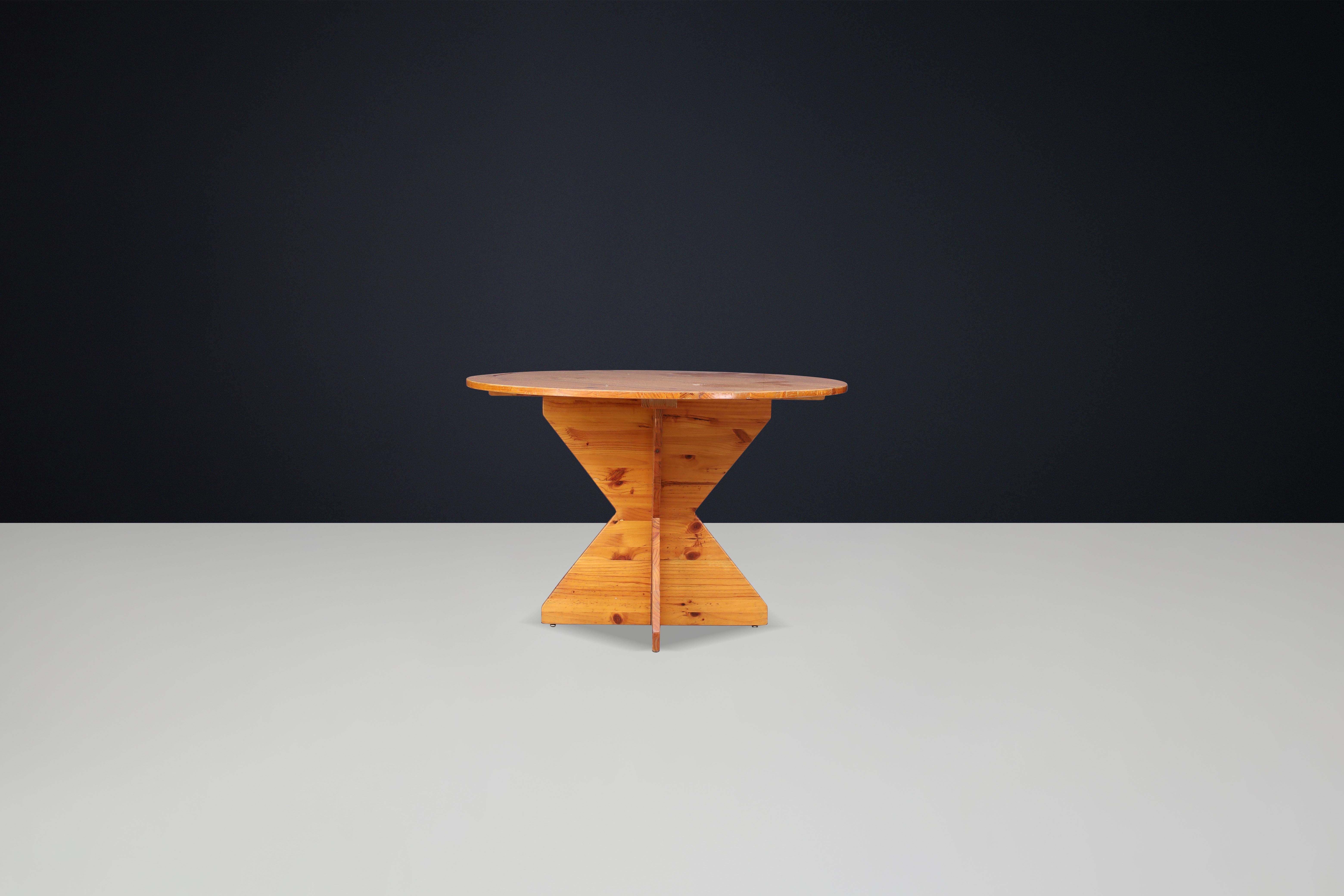 Esstisch oder Mitteltisch aus Kiefernholz im Stil von Charlotte Perriand, Frankreich, 1950er Jahre (Moderne der Mitte des Jahrhunderts) im Angebot