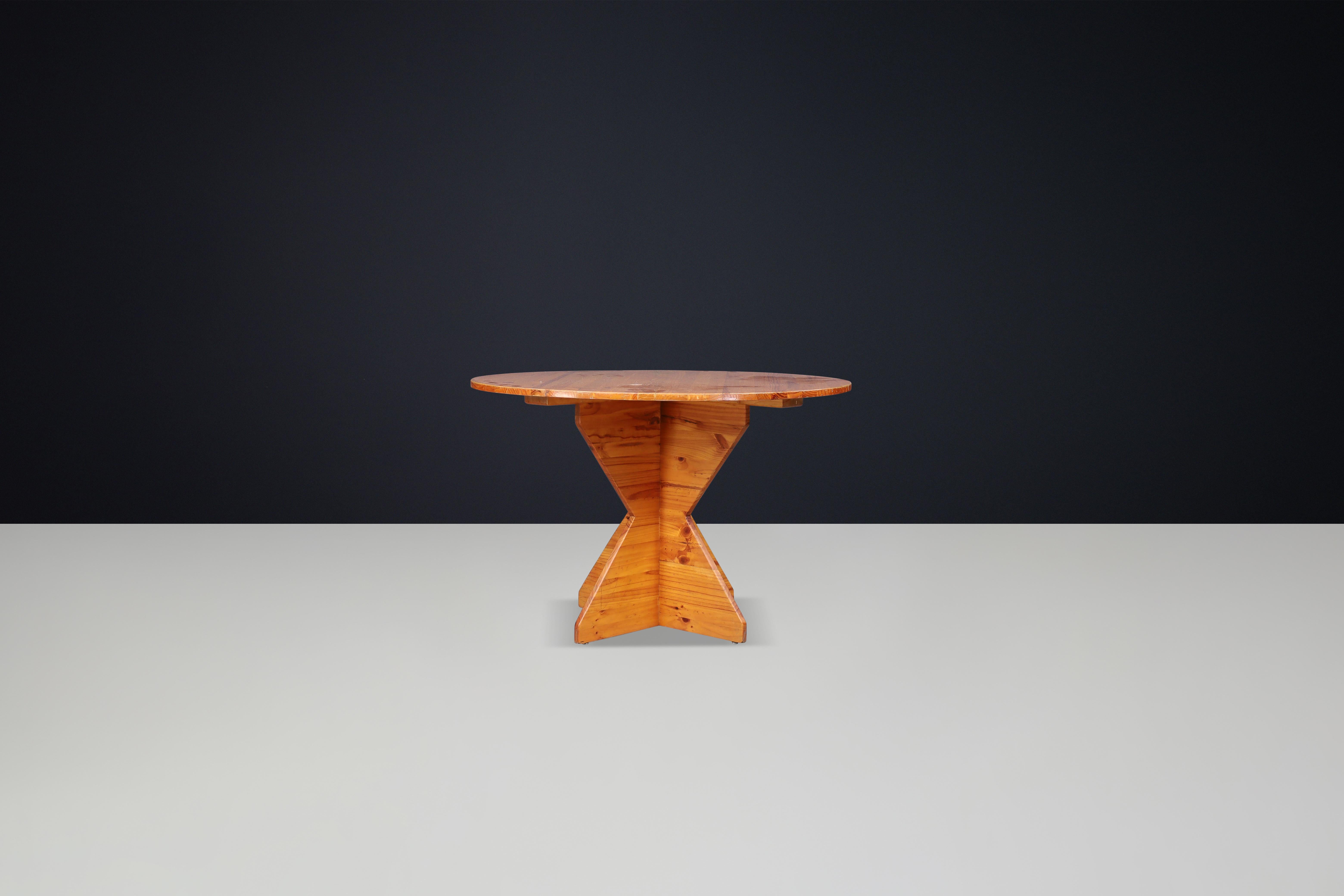 Esstisch oder Mitteltisch aus Kiefernholz im Stil von Charlotte Perriand, Frankreich, 1950er Jahre im Angebot 2