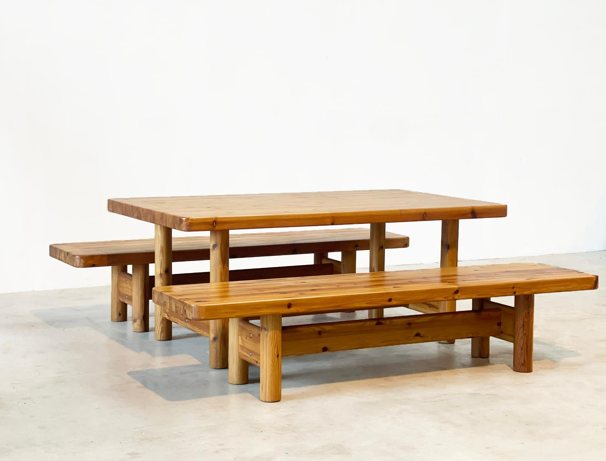 Très belle paire de canapés avec table par les célèbres designers danois Knu Friis et Elmar Moltke Nielsen. Ils ont conçu cet ensemble dans les années 1960 pour leur propre Studio et le fabricant Friis & Moltke Denmark. 
Ils sont surtout connus pour