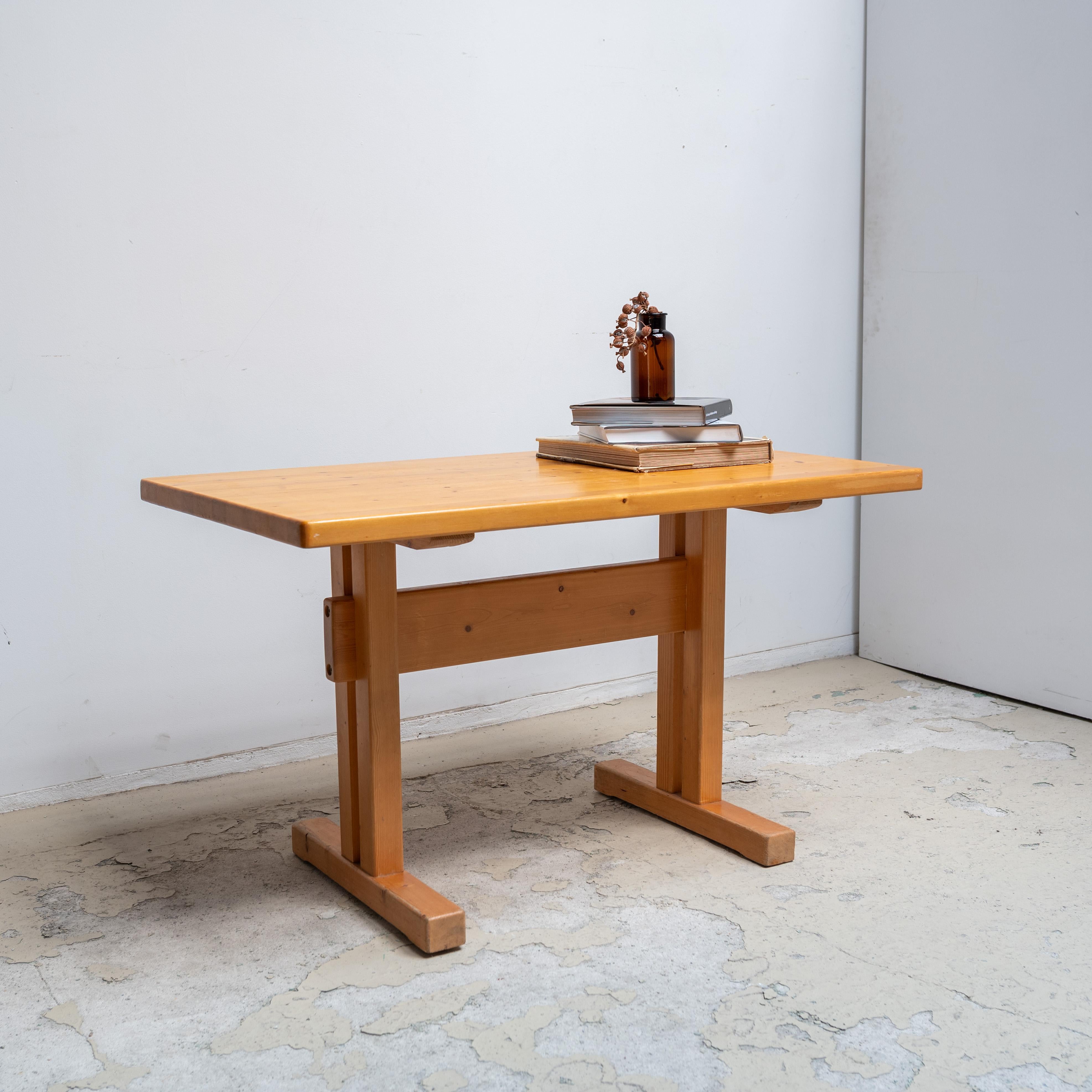 Pine Dining Table by Charlotte Perriand, Les Arcs, France In Good Condition In Tokyo, Tokyo