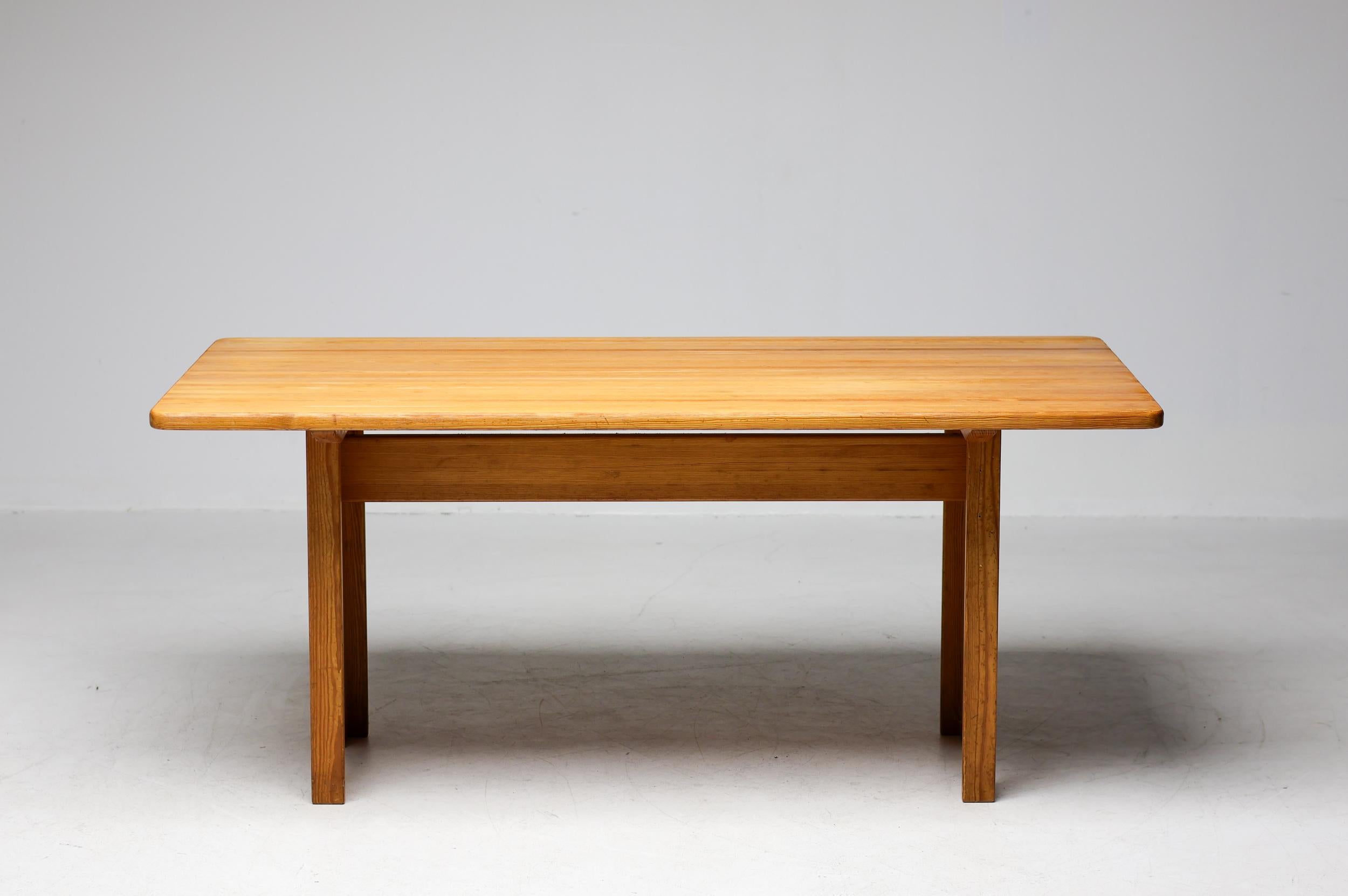 Magnifique table de salle à manger ou bureau en pin massif conçu par Yngve Ekström et produit par Swedese, Suède, années 1960. Signature de la marque sur l'intérieur d'un des pieds.
Très bon état vintage avec des signes d'utilisation.

Yngve Ekström