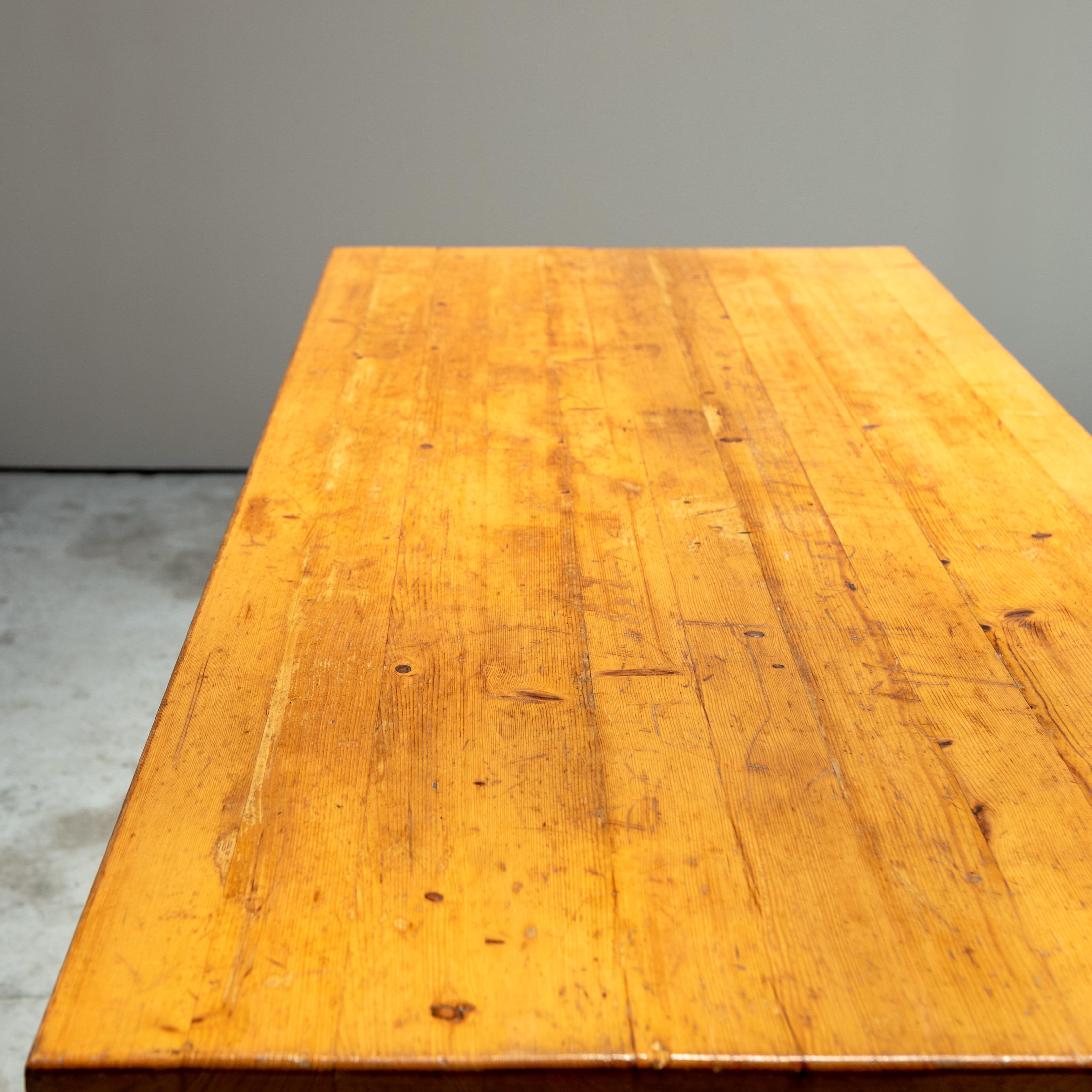 Table de salle à manger en pin, Charlotte Perriand pour Les Arcs, 1970 en vente 5