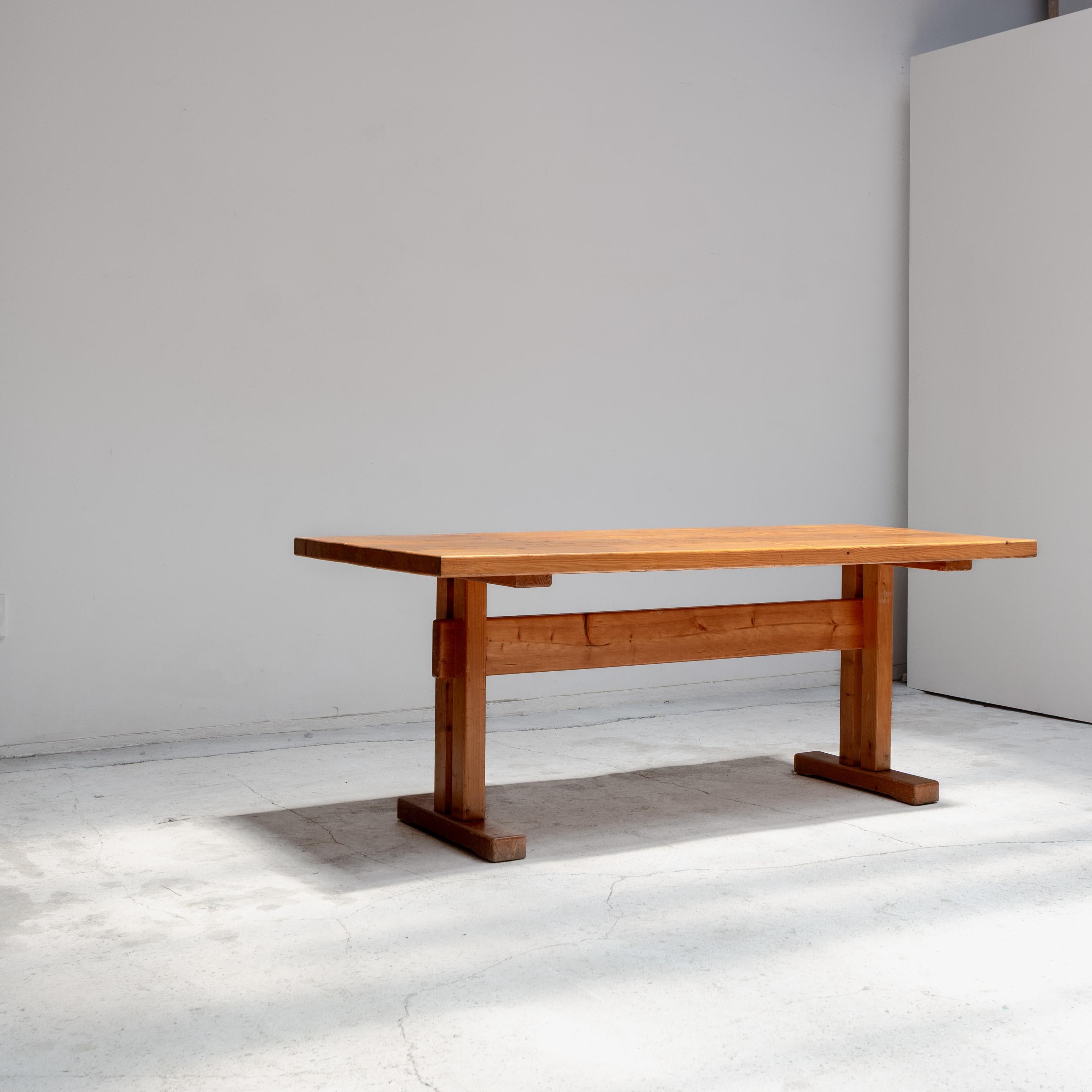 Table de salle à manger en pin massif attribuée à Charlotte Perriand, conçue pour la station de ski des Arcs en France.
Cette table se caractérise par son esthétique minimale et fonctionnelle, avec une menuiserie apparente et une présence