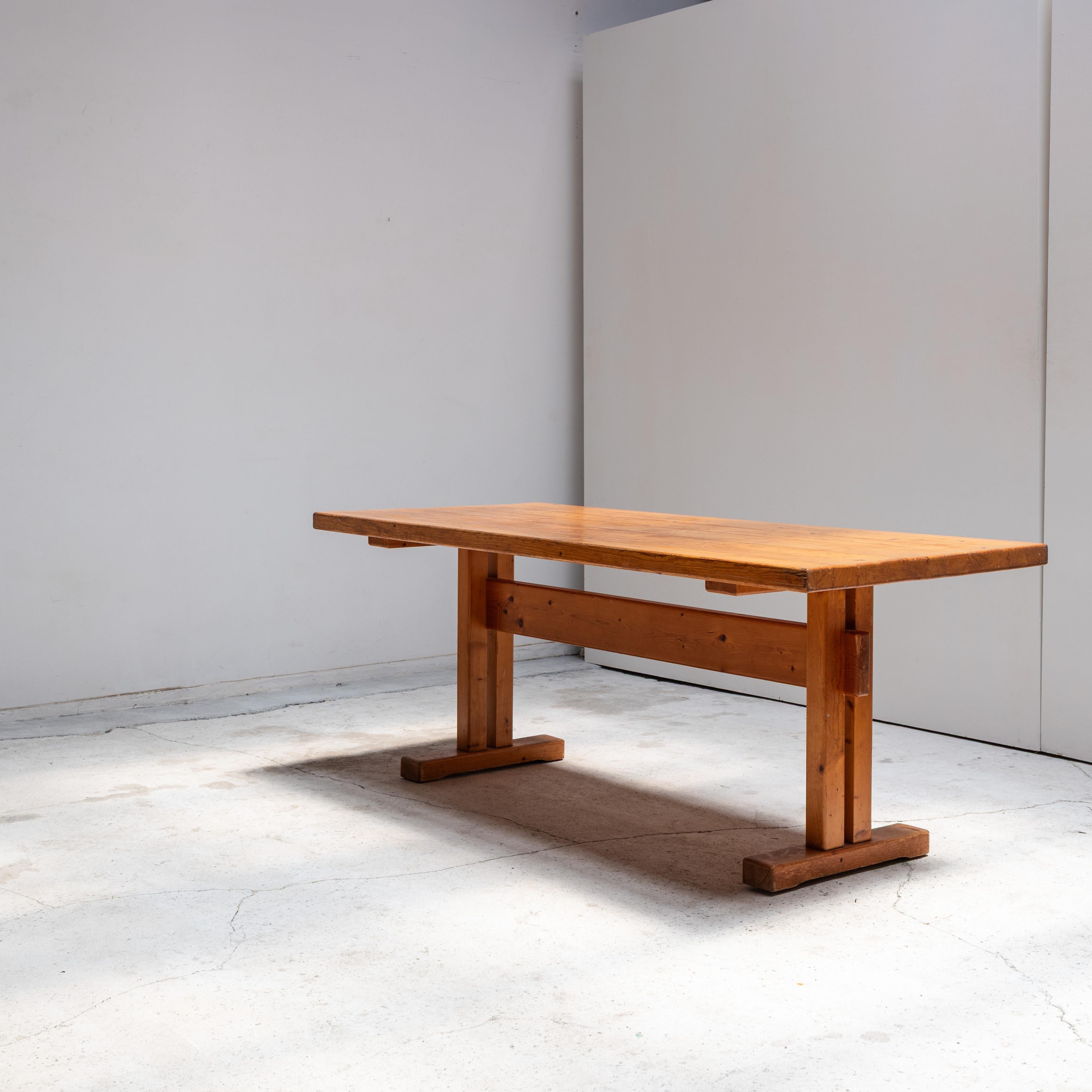 Français Table de salle à manger en pin, Charlotte Perriand pour Les Arcs, 1970 en vente