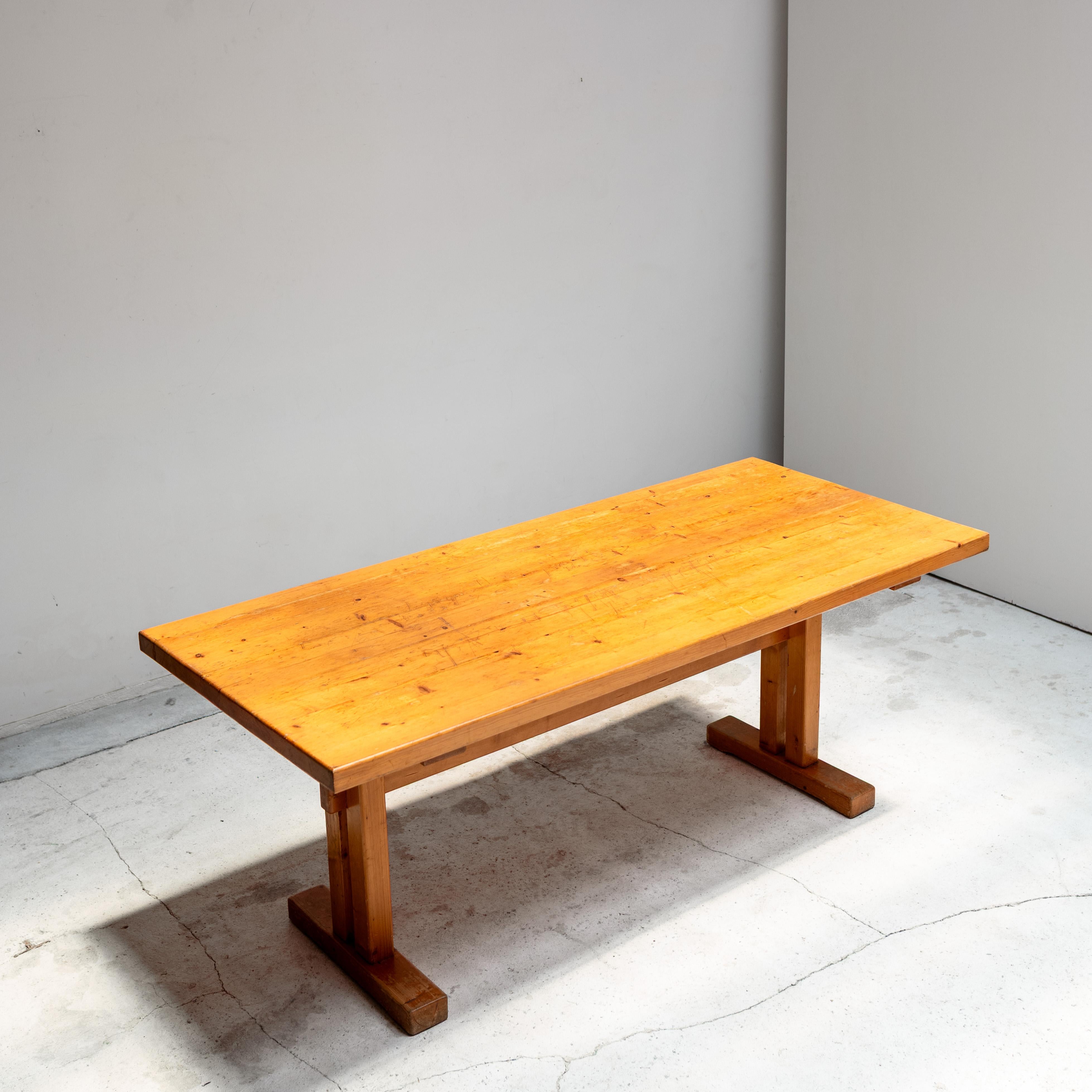 Table de salle à manger en pin, Charlotte Perriand pour Les Arcs, 1970 Bon état - En vente à Tokyo, Tokyo