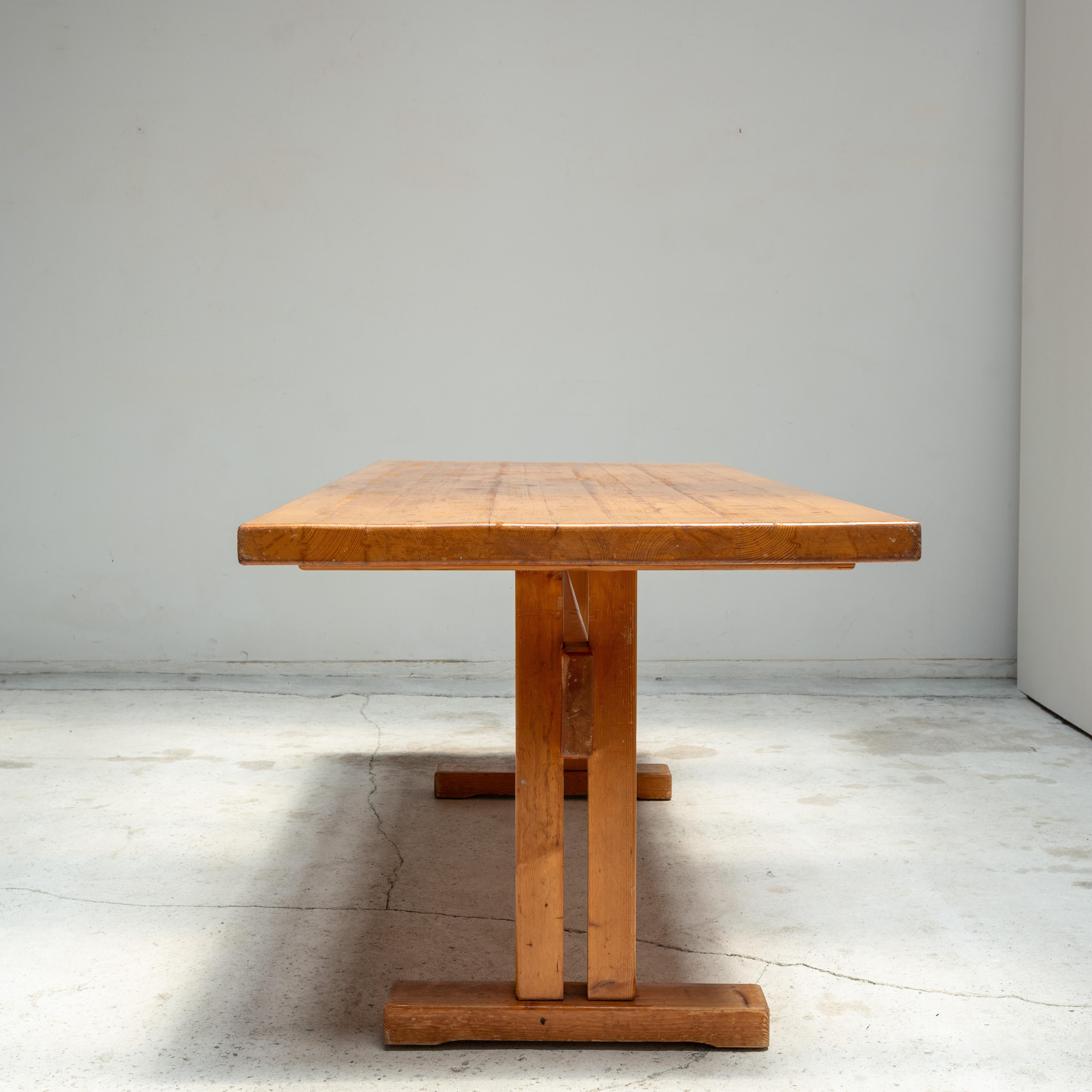 Fin du 20e siècle Table de salle à manger en pin, Charlotte Perriand pour Les Arcs, 1970 en vente
