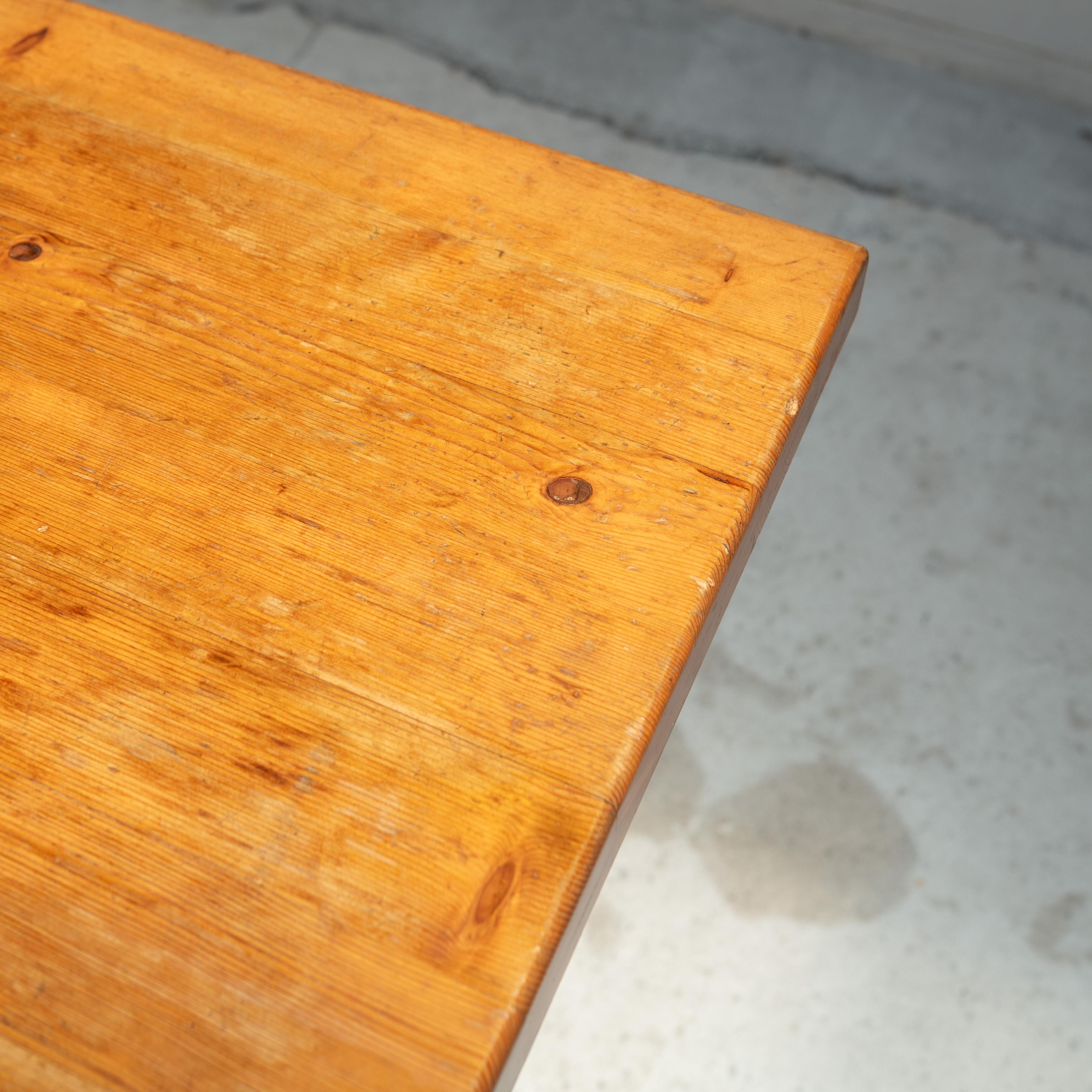 Table de salle à manger en pin, Charlotte Perriand pour Les Arcs, 1970 en vente 2
