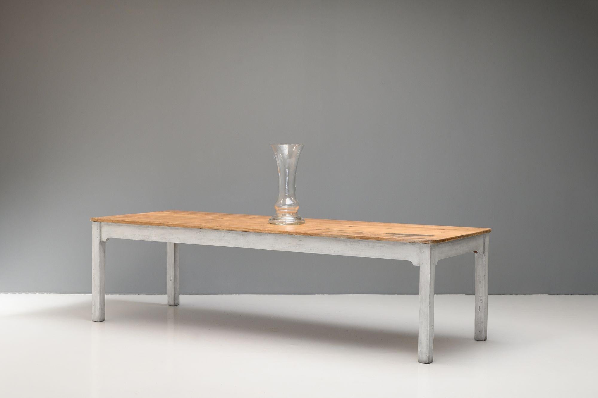 Grande table de salle à manger en pin avec plateau décapé sur base repeinte. Circa 1880
H 76cm (AH 62cm) x L 271cm x P 98cm