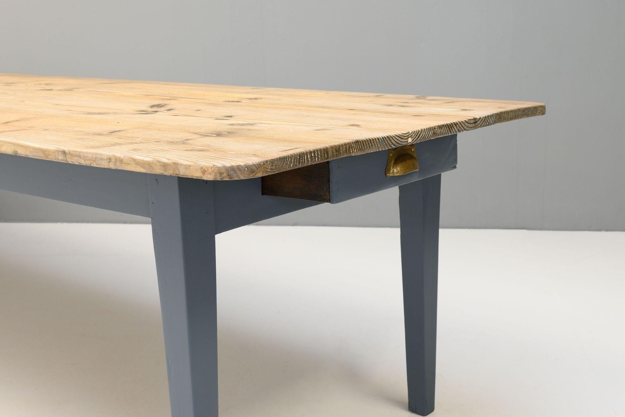 Table à manger en pin Bon état - En vente à London, England