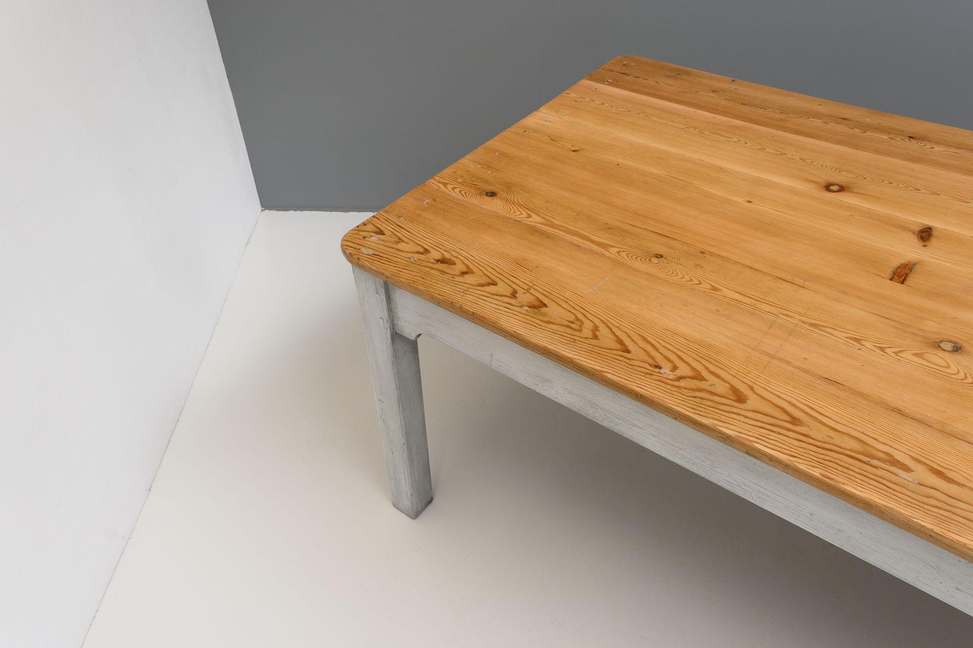Table à manger en pin Bon état - En vente à London, England