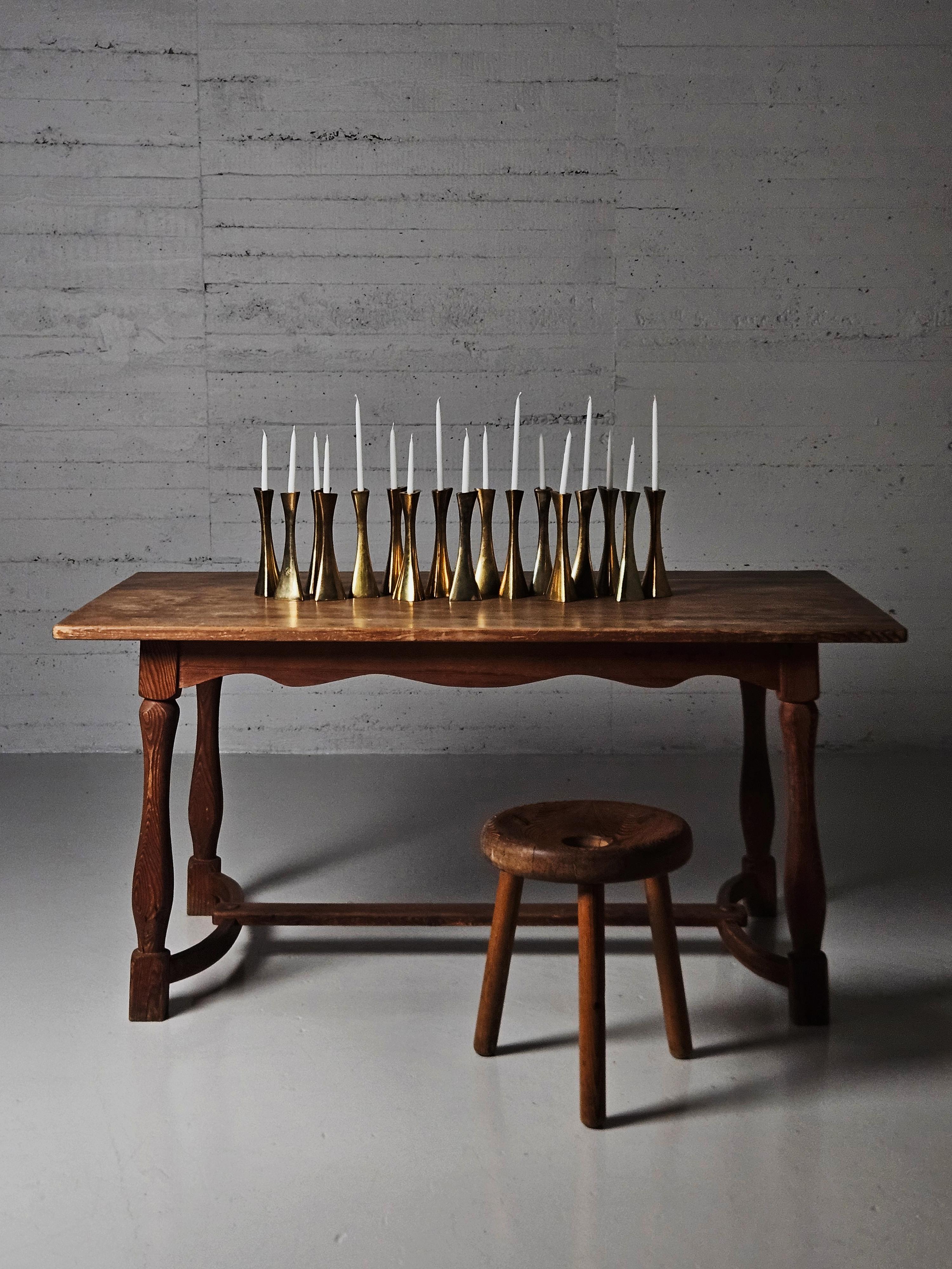 Rare table de salle à manger produite par NK (Nordiska Kompaniet) en Suède dans les années 1940. 

Fabriqué en pin avec des pieds sculptés. Une feuille extensible de 56 cm.
La longueur totale avec la feuille est de 206 cm.

Excellent état d'origine