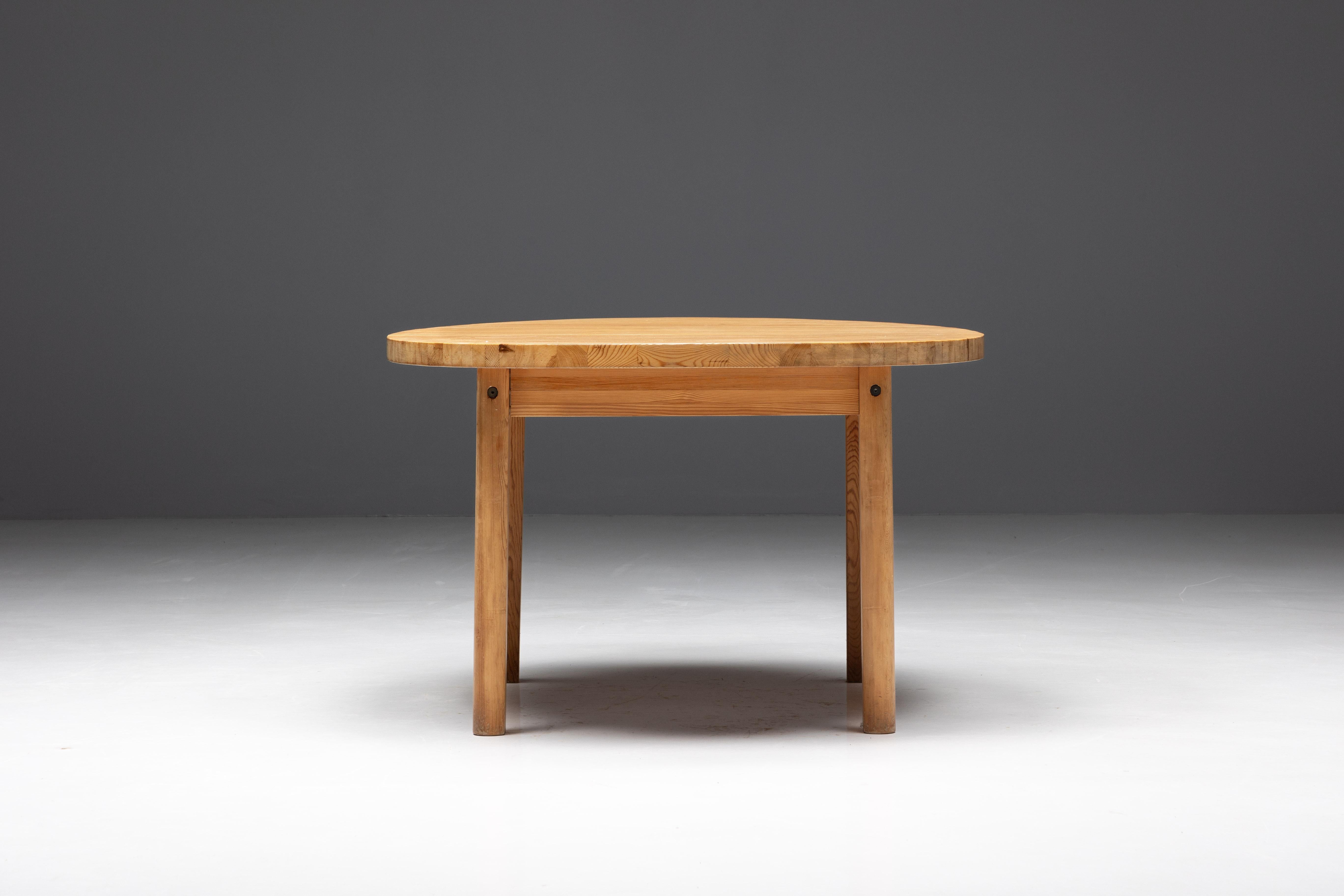 Milieu du XXe siècle Table de salle à manger en pin dans le style de Charlotte Perriand, France, années 1960 en vente