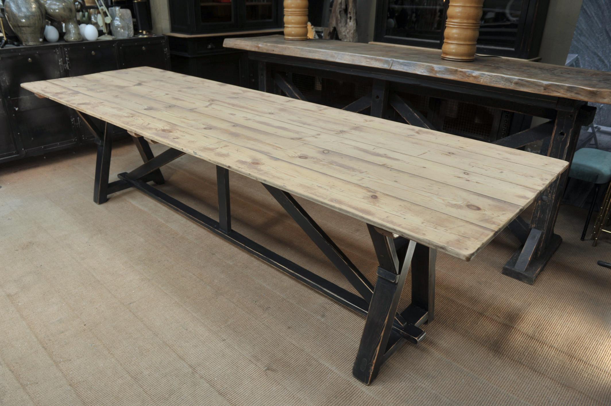 Mid-20th Century Pine Dinning Table in Pine, circa 1930 For Sale