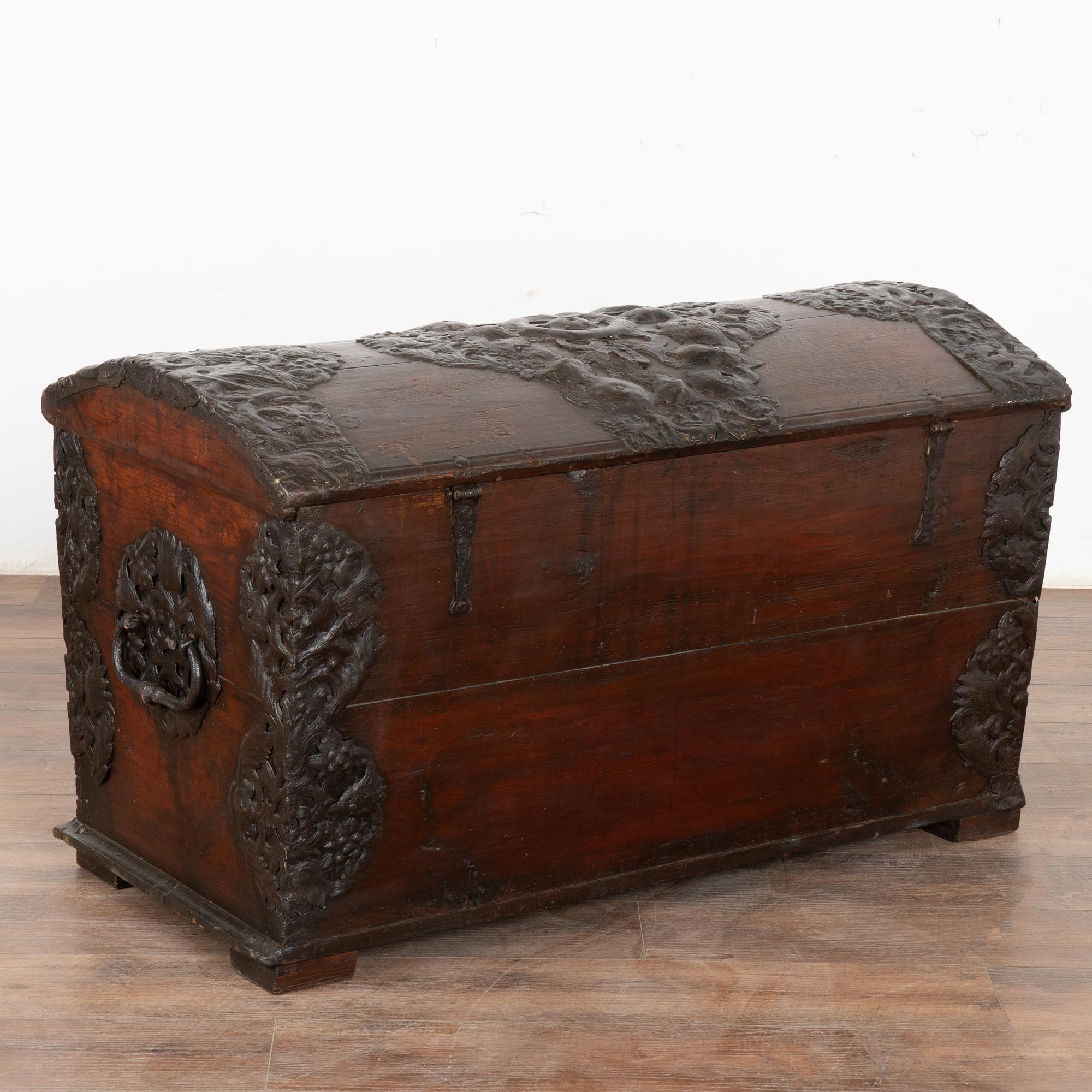 Coffre en pin à dôme avec détails en fer forgé à la main, Danemark vers 1760-1800 en vente 4