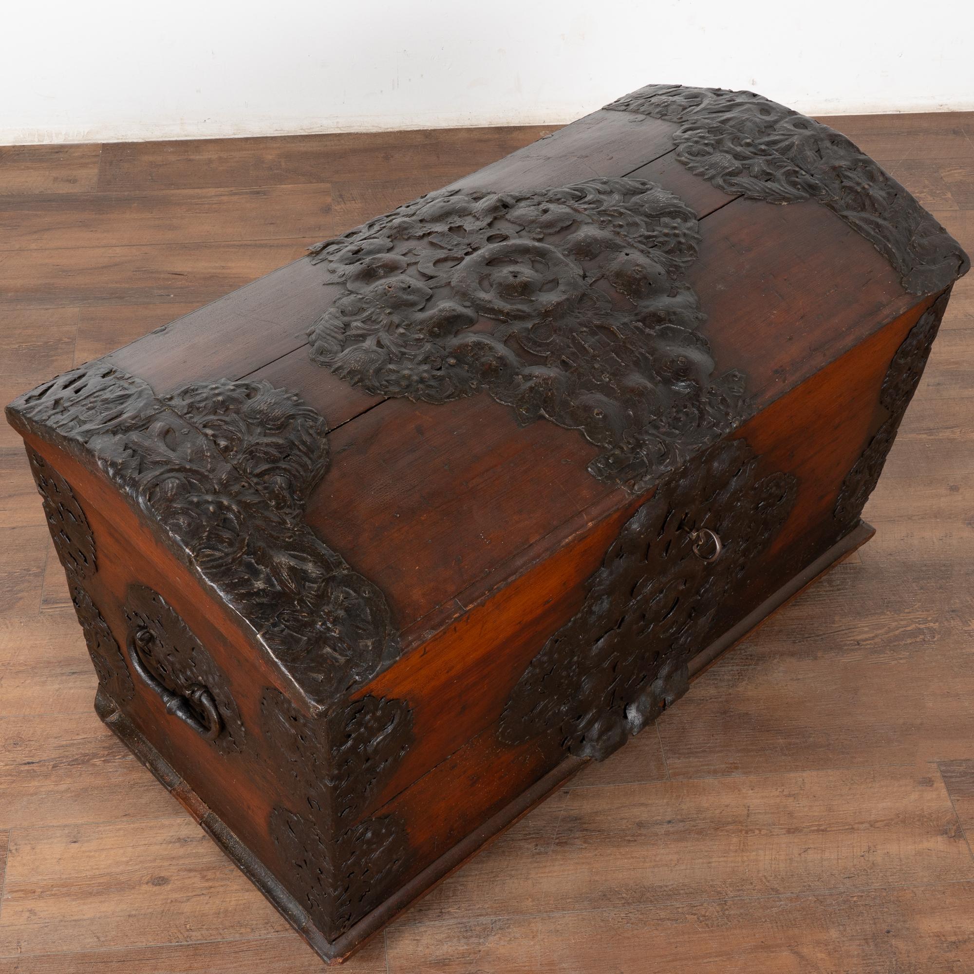 Danois Coffre en pin à dôme avec détails en fer forgé à la main, Danemark vers 1760-1800 en vente