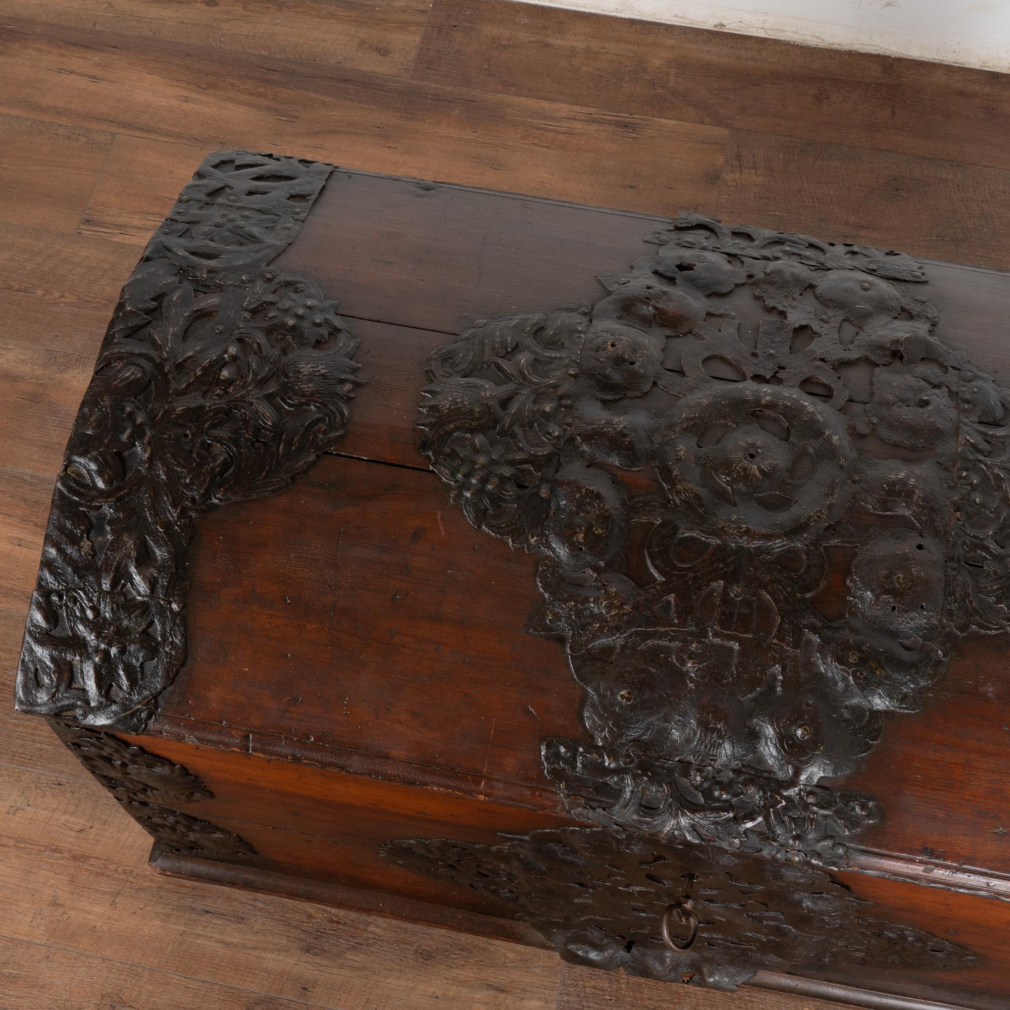 XVIIIe siècle Coffre en pin à dôme avec détails en fer forgé à la main, Danemark vers 1760-1800 en vente