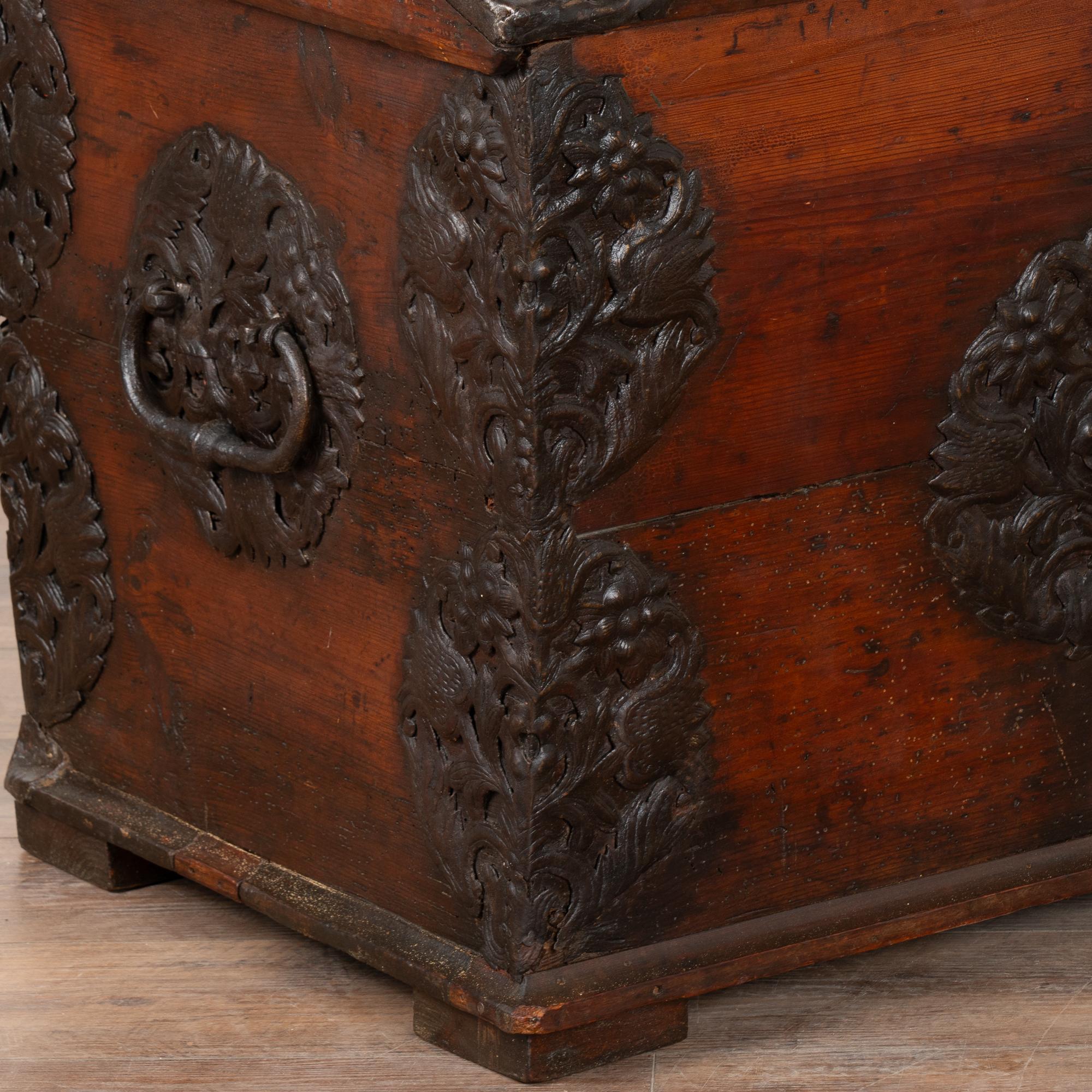 Coffre en pin à dôme avec détails en fer forgé à la main, Danemark vers 1760-1800 en vente 1