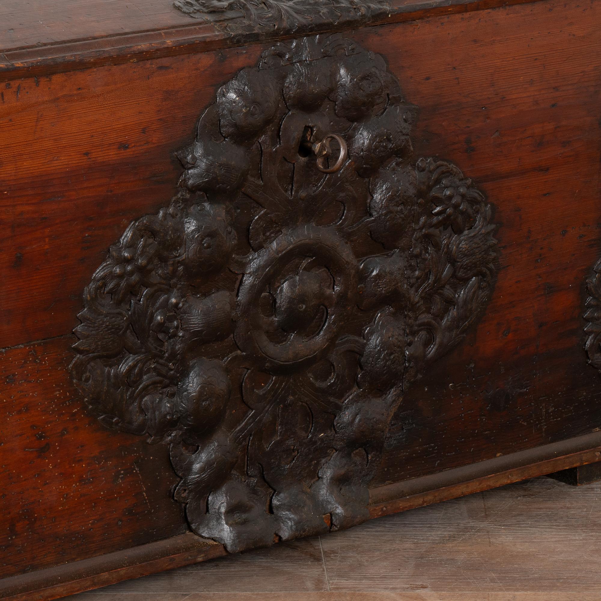 Coffre en pin à dôme avec détails en fer forgé à la main, Danemark vers 1760-1800 en vente 2