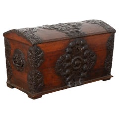 Kiefer Dome Top Trunk mit handgeschmiedeten Eisen Details, Dänemark um 1760-1800