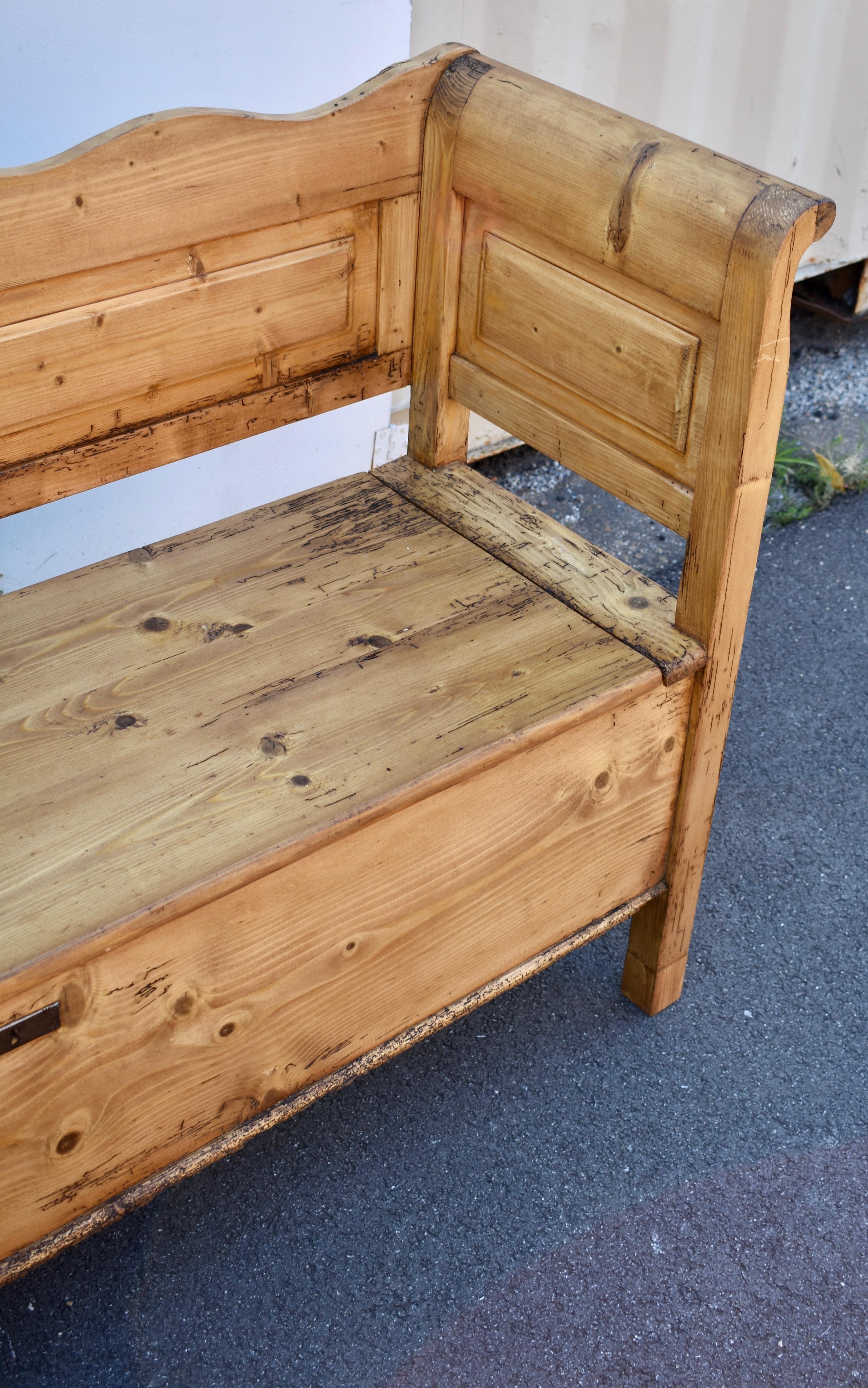 Pine Double Storage Bench In Good Condition For Sale In Baltimore, MD