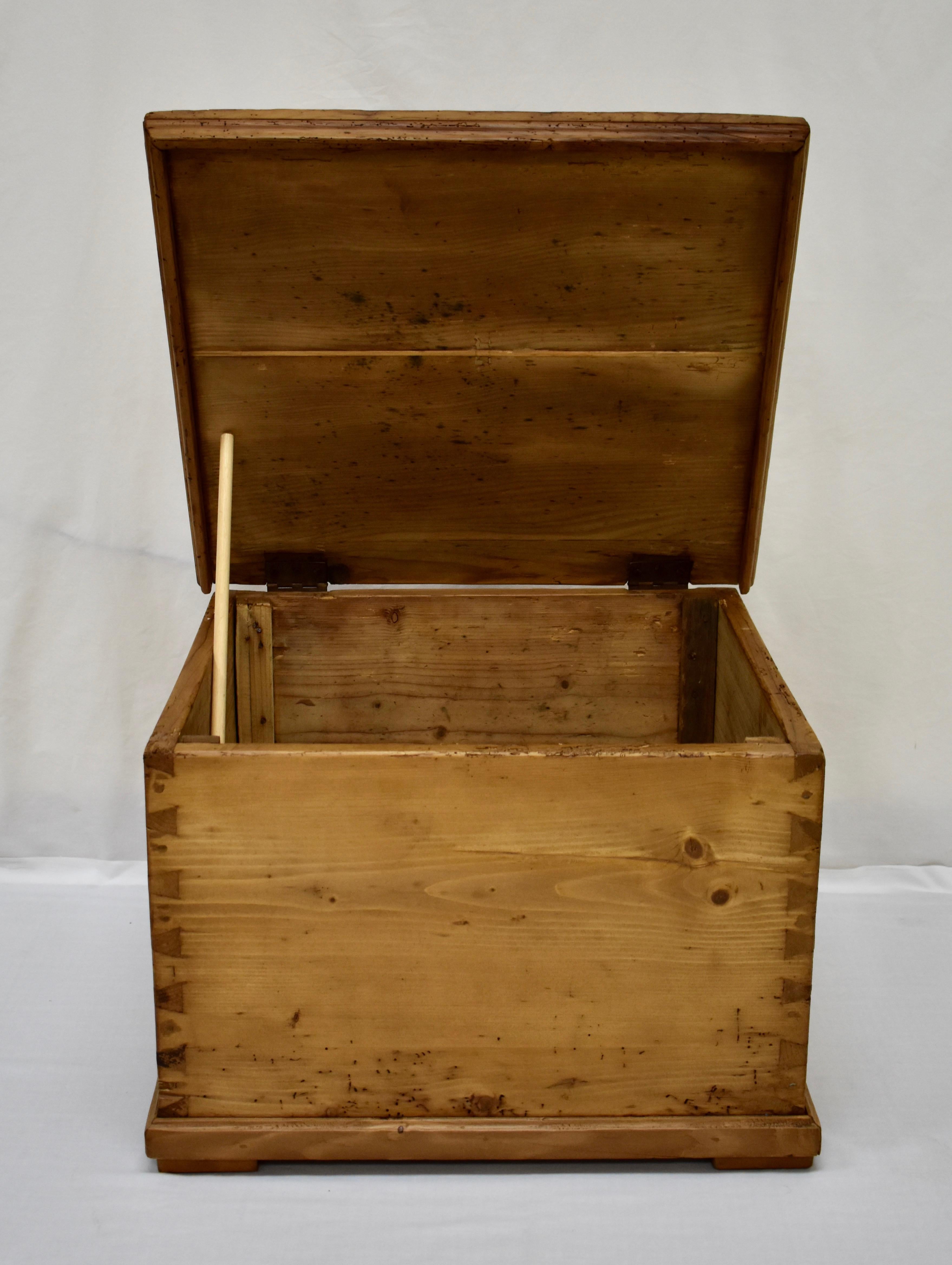 Pine Dovetailed Box In Good Condition In Baltimore, MD