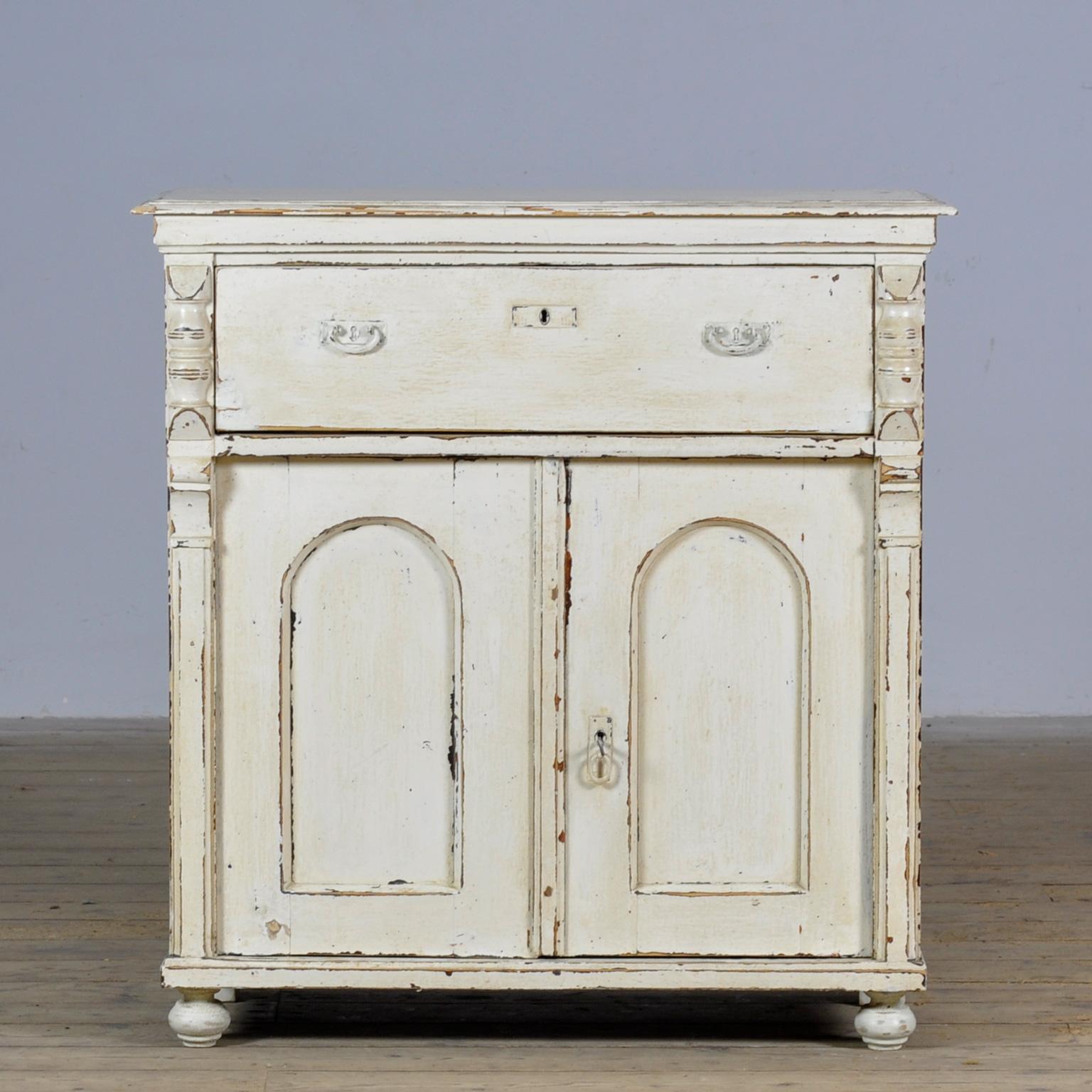 Pine dresser from around 1910. The cabinet has its original paint with a nice patina. The cabinet has a well-functioning lock with key. This cabinet has been cleaned and treated against woodworm. A beautiful and practical piece of furniture with