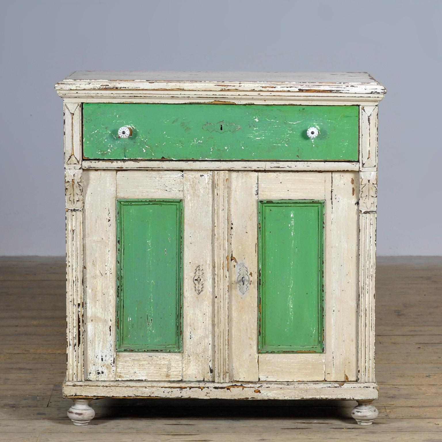 Comò in pino del 1910 circa con la vernice originale. L'armadio ha una serratura ben funzionante con chiave. Dietro le porte uno scaffale. Ben pulito e trattato contro i tarli. Un mobile bello e pratico con tanto spazio per riporre gli oggetti.