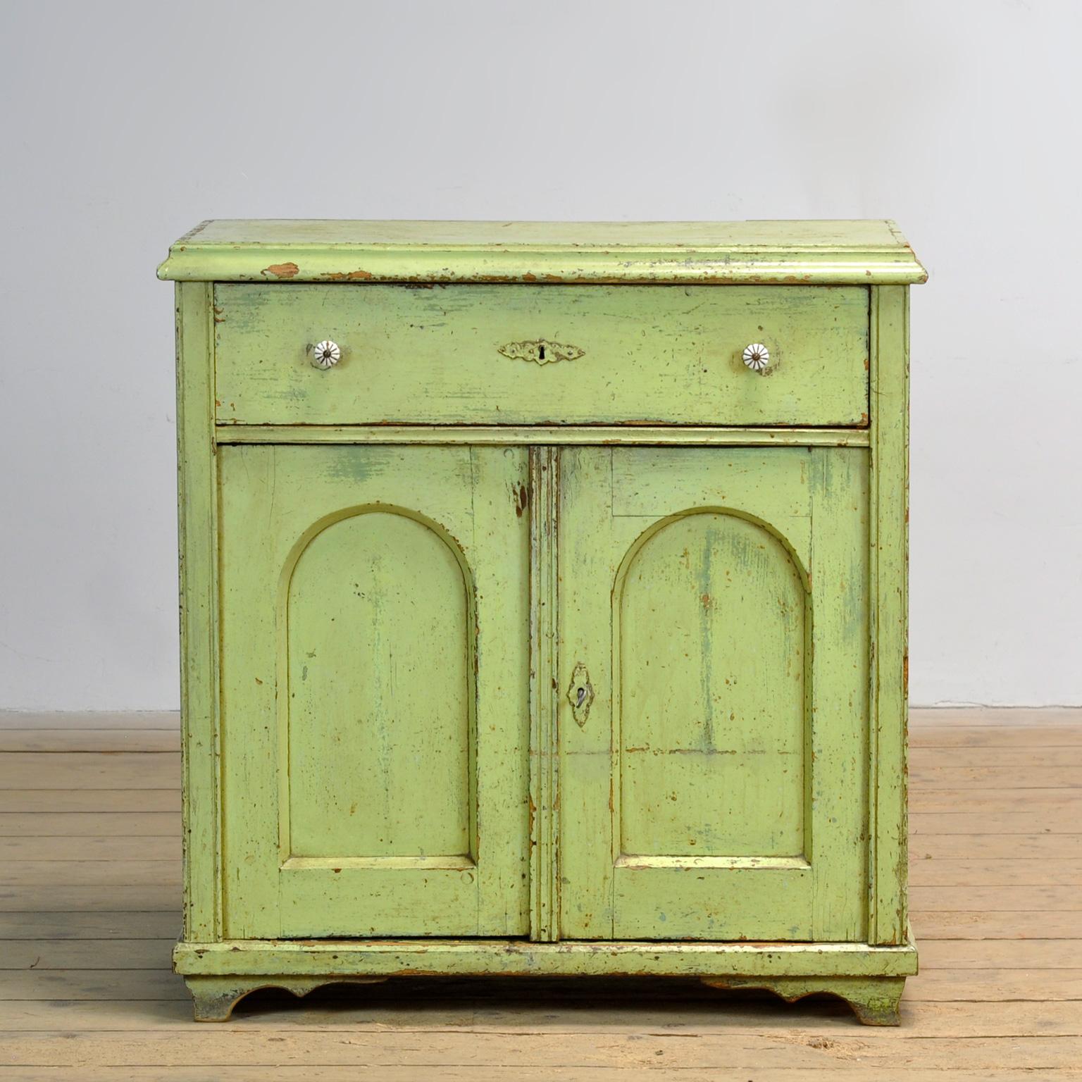 Credenza in pino del 1910 circa. Il mobile ha la sua vernice originale con una bella patina. L'armadio ha una serratura ben funzionante con chiave. Questo mobile è stato pulito e trattato contro i tarli. Un mobile bello e pratico con tanto spazio