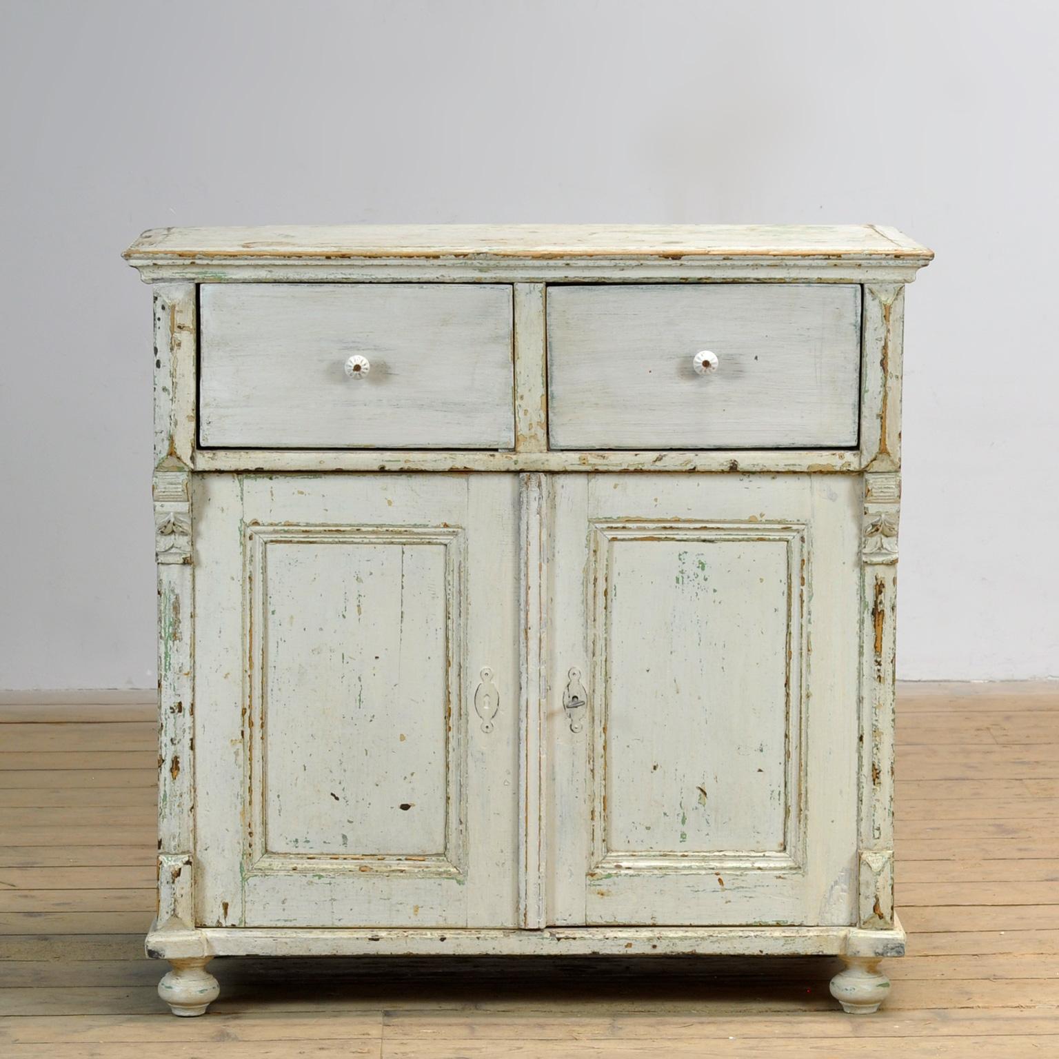 Credenza in pino del 1910 circa. Il mobile ha la sua vernice originale con una bella patina. L'armadio ha una serratura ben funzionante con chiave. Questo mobile è stato pulito e trattato contro i tarli. Un mobile bello e pratico con tanto spazio
